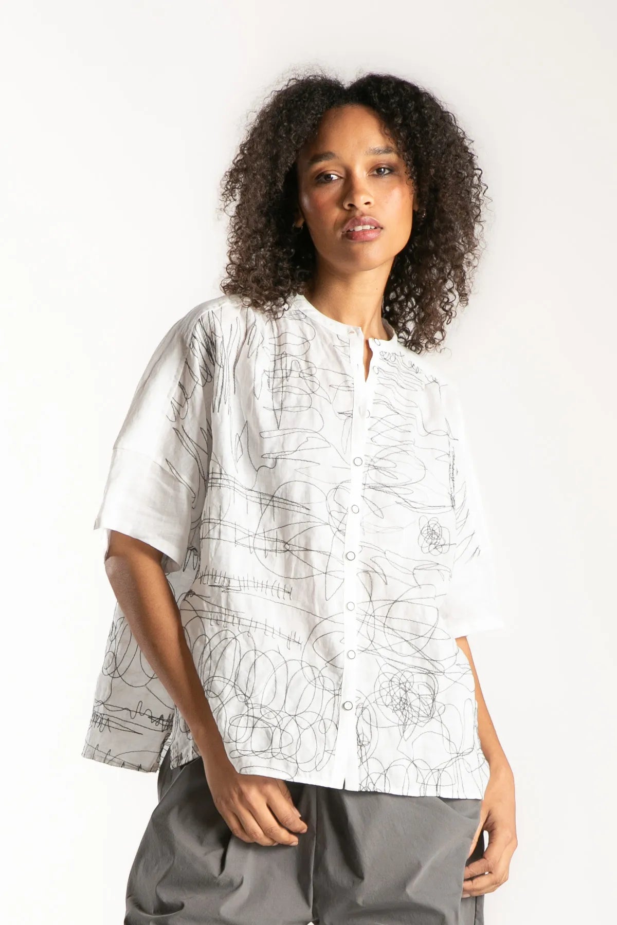 Ragga Blusa Frisia mao de mujer en ramio blanco abotonada manga corta vista frontal