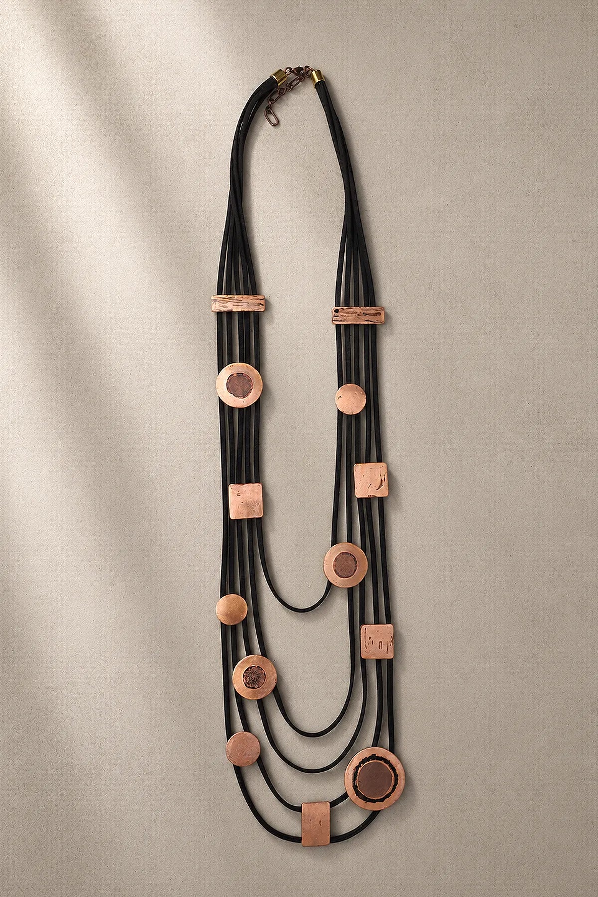 Collar Cuero Gamuzado y Cobre de RAGGA color negro