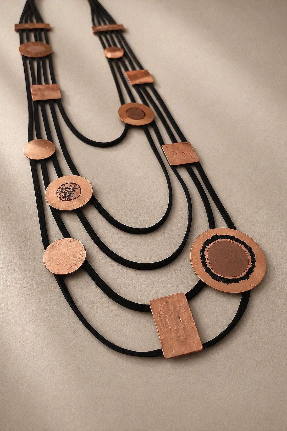 Collar Cuero Gamuzado y Cobre de RAGGA color negro, detalle