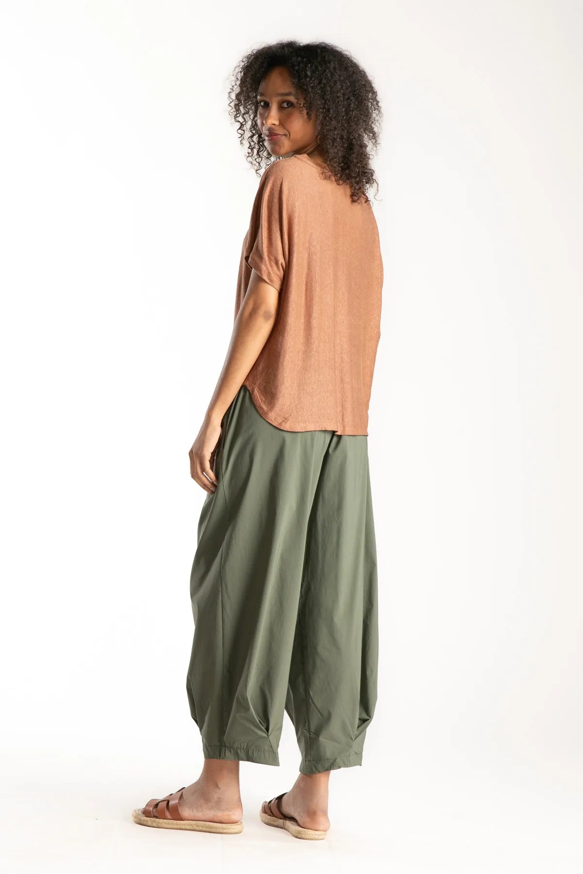 Ragga Pantalón Stefano casual de mujer corte holgado verde musgo pinzas inferiores espalda