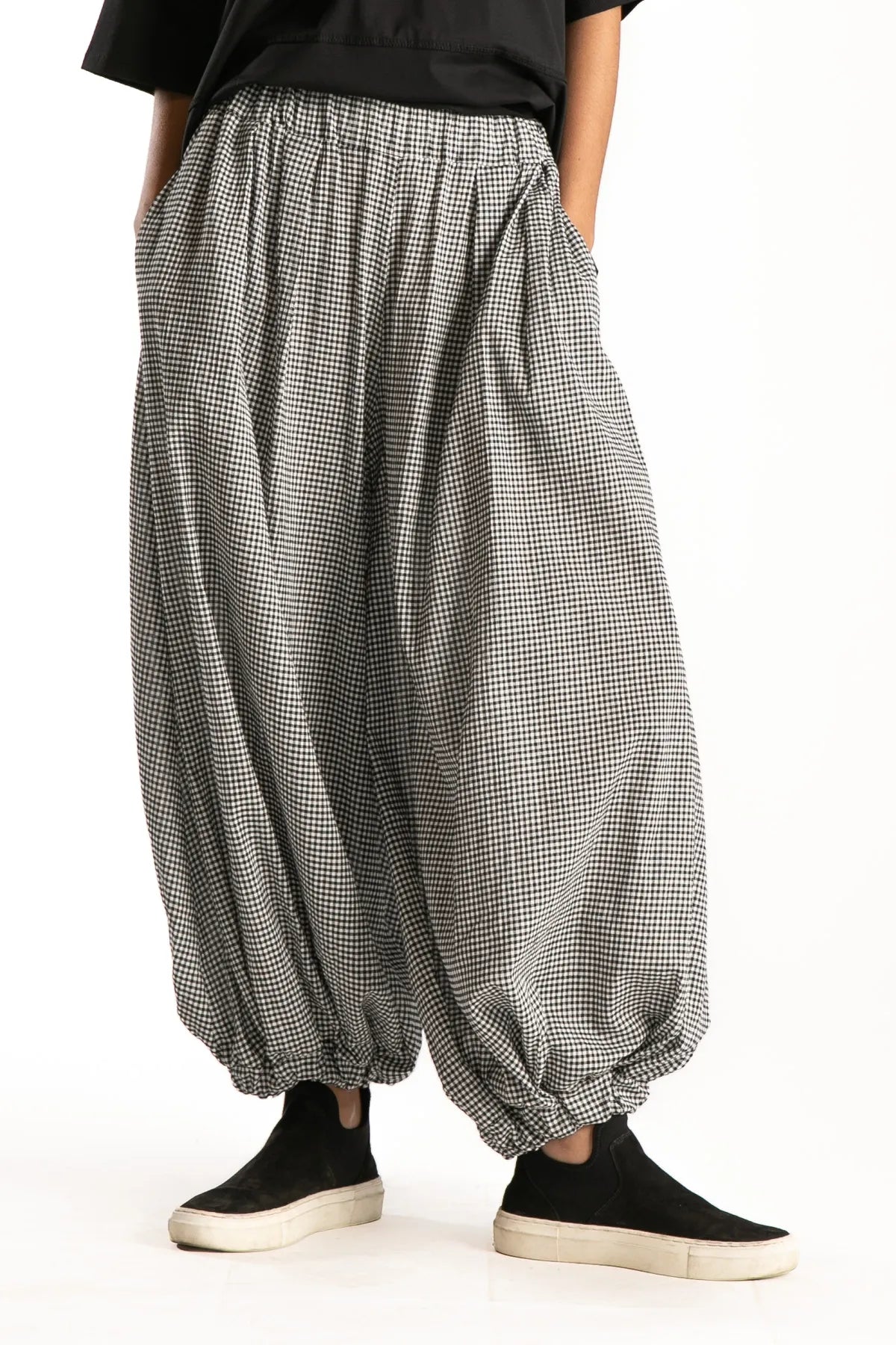 Pantalón Travo mujer Ragga bombacho vichy blanco y negro vista frontal