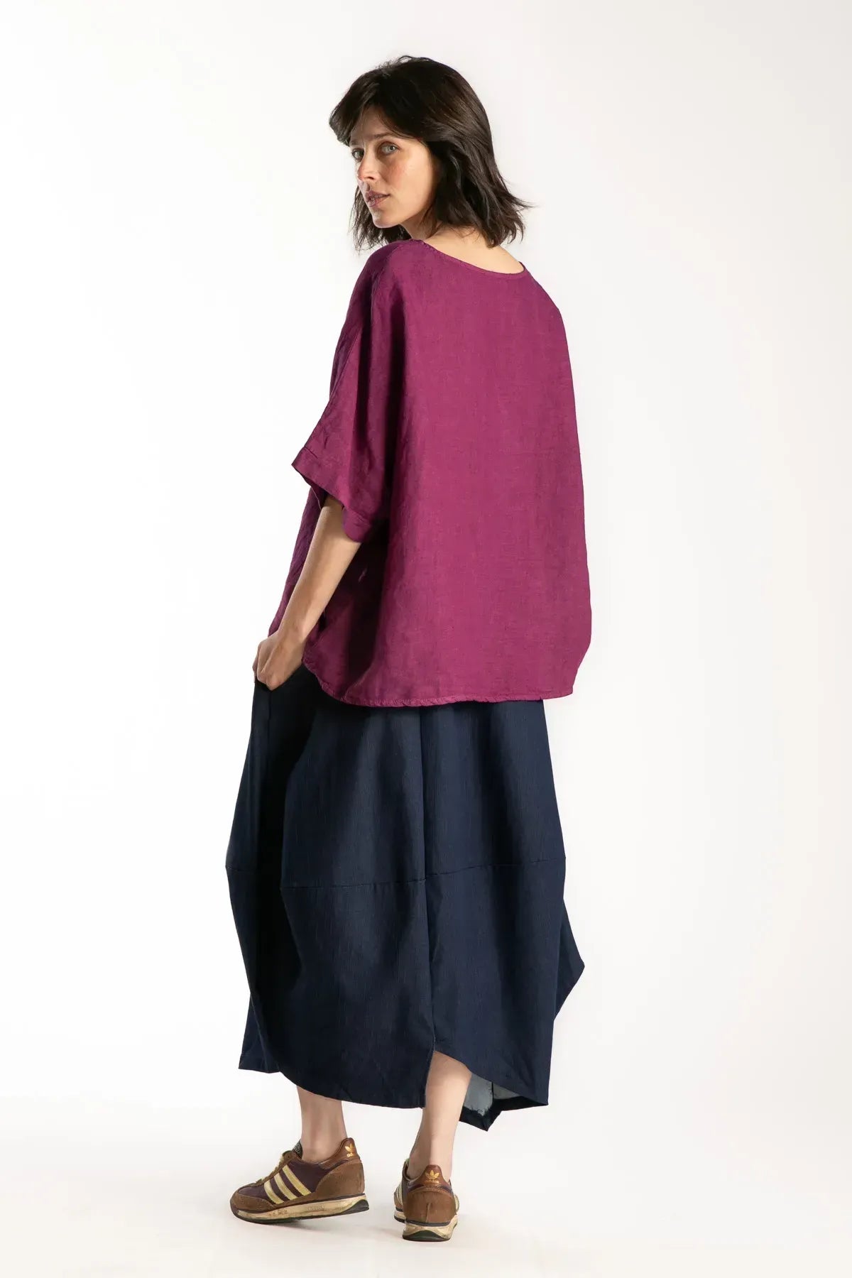 Ragga polera Gaby 100% lino de mujer recta oversize manga corta color betarraga vista espalda