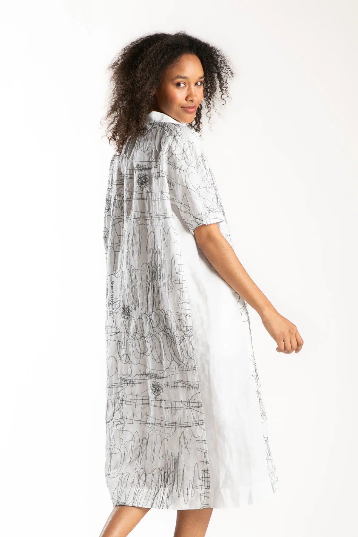 Ragga Vestido Camisero Lotak de ramio blanco figuras grafito manga corta vista perfil