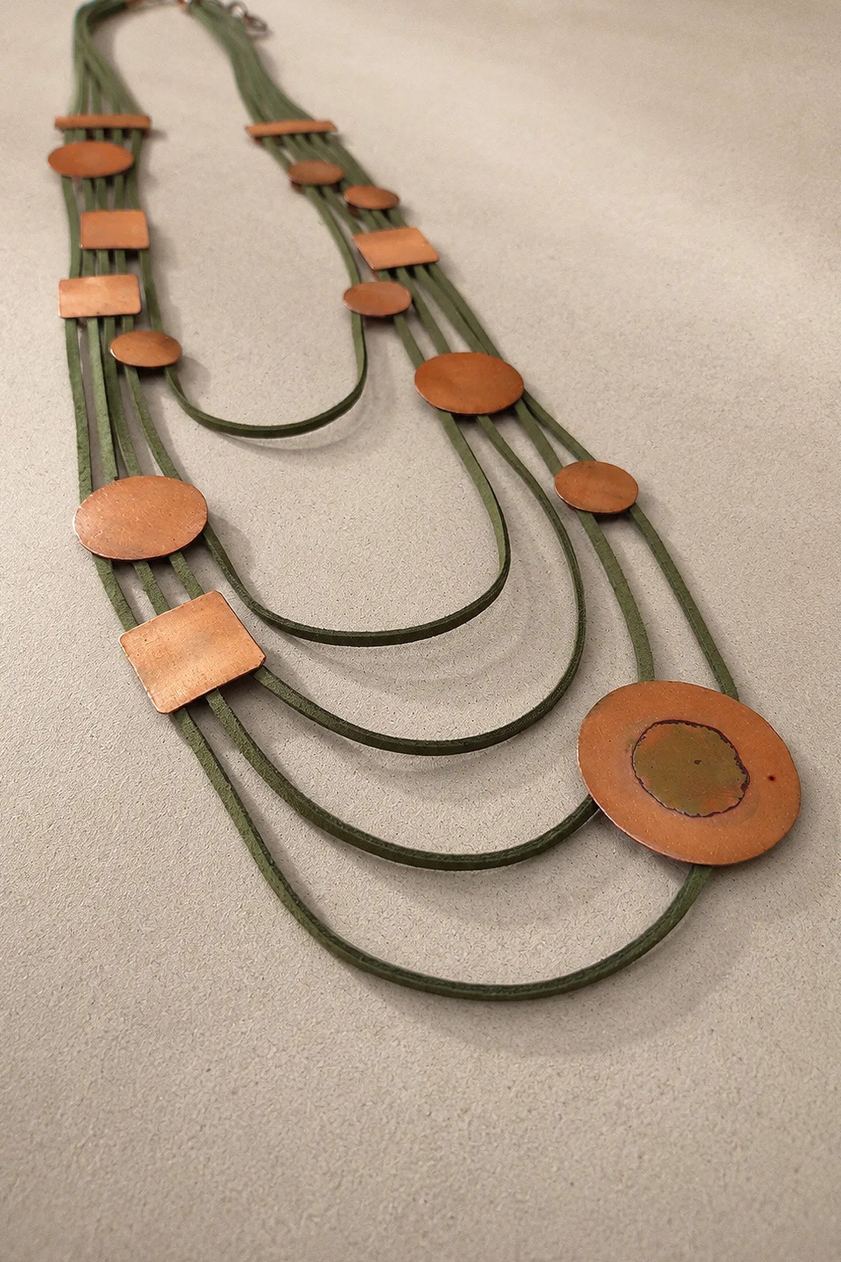 Collar Cuero Gamuzado y Cobre