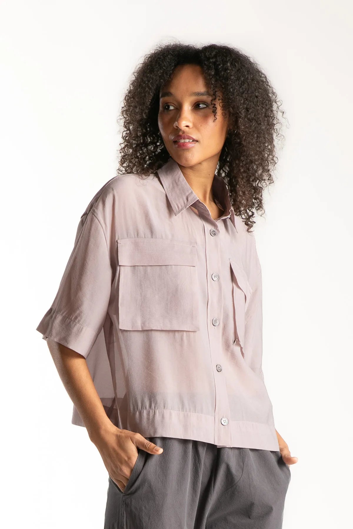 Ragga blusa Adira camisera en textil translúcido palo rosa manga corta bolsillos de parche vista perfil