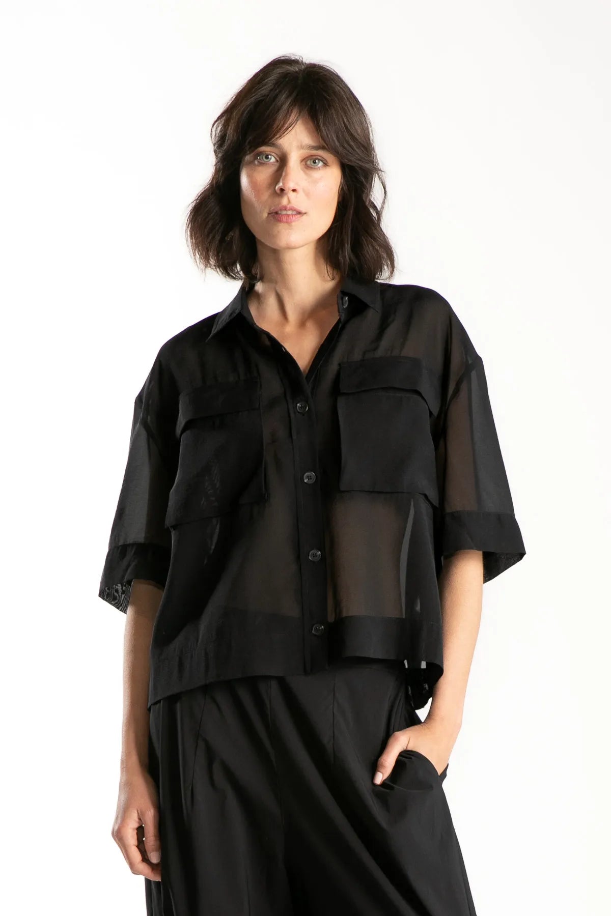 Ragga blusa Adira manga 3/4 de Tencel y Viscosa translúcido negro vista frontal