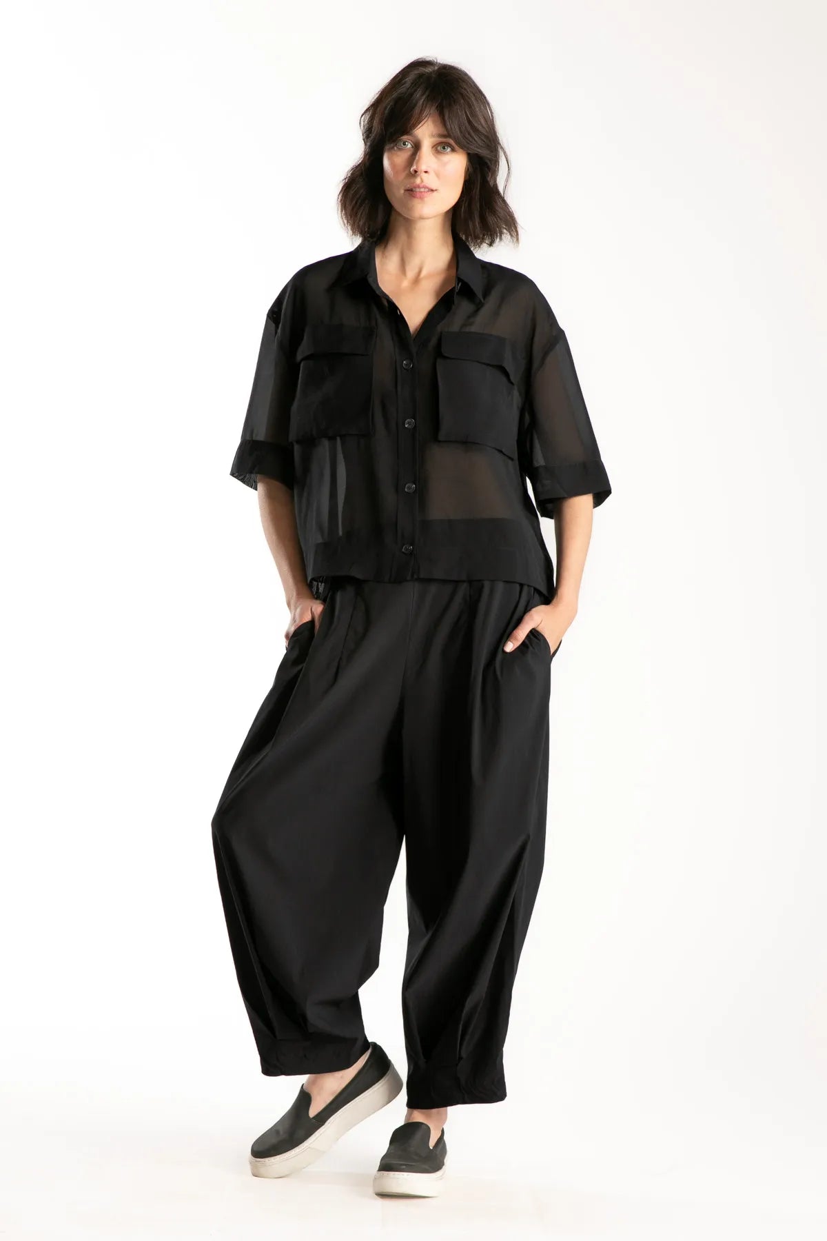 Ragga blusa Adira de mujer negra manga 3/4 frente abotonado y bolsillos de parche vista frontal