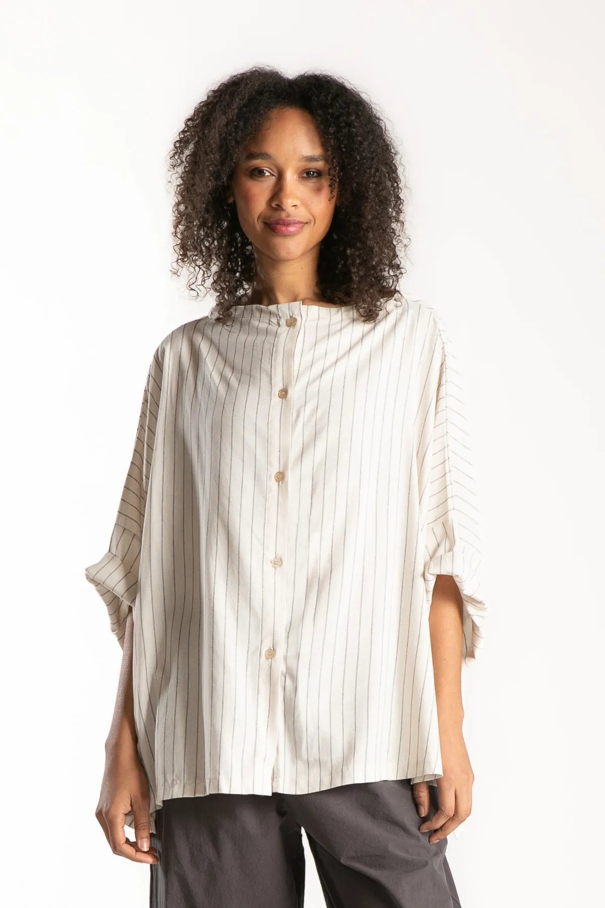 Ragga Blusa Konak oversize de Lino y algodón marfil con finas lineas chocolate vista frontal