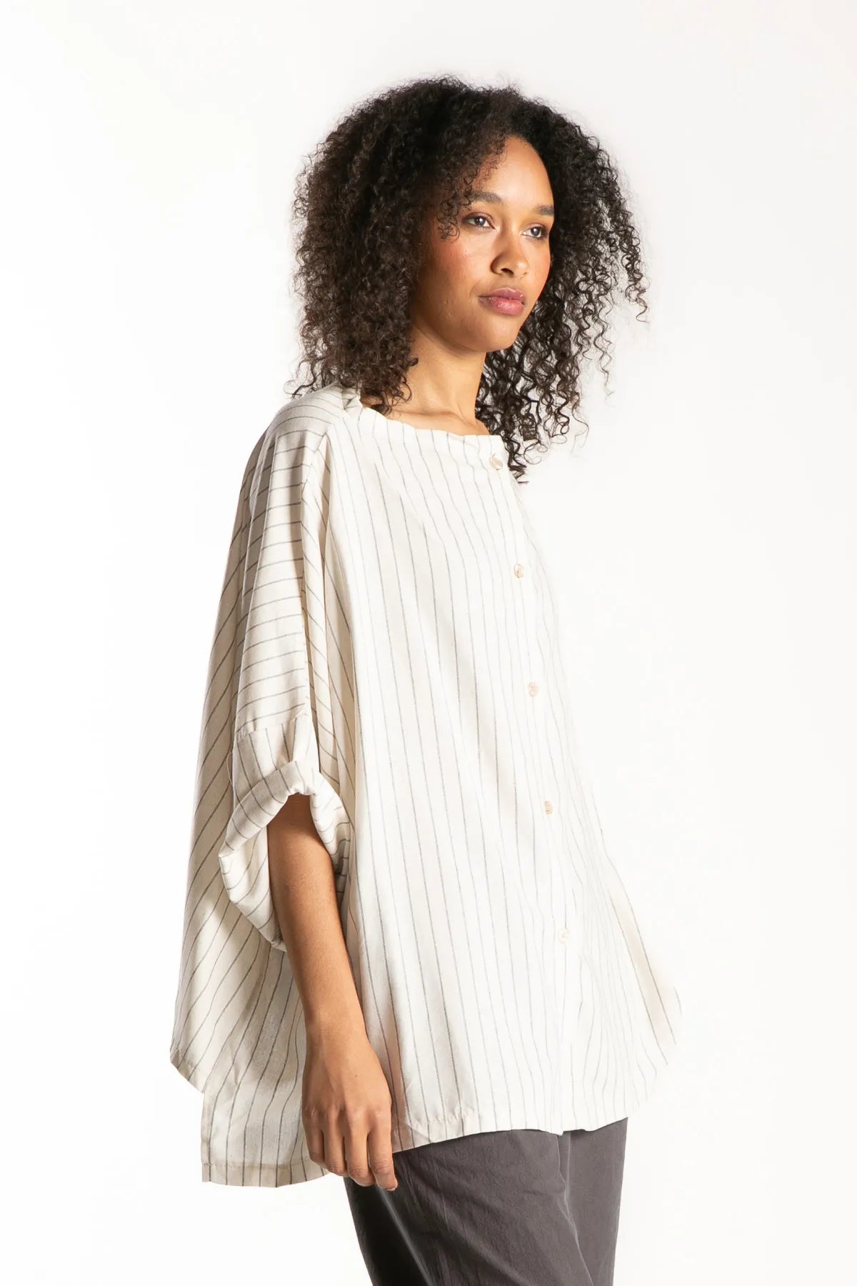 Ragga Blusa Konak oversize de lino marfil con líneas manga 3/4 cuello alto abotonada vista perfil