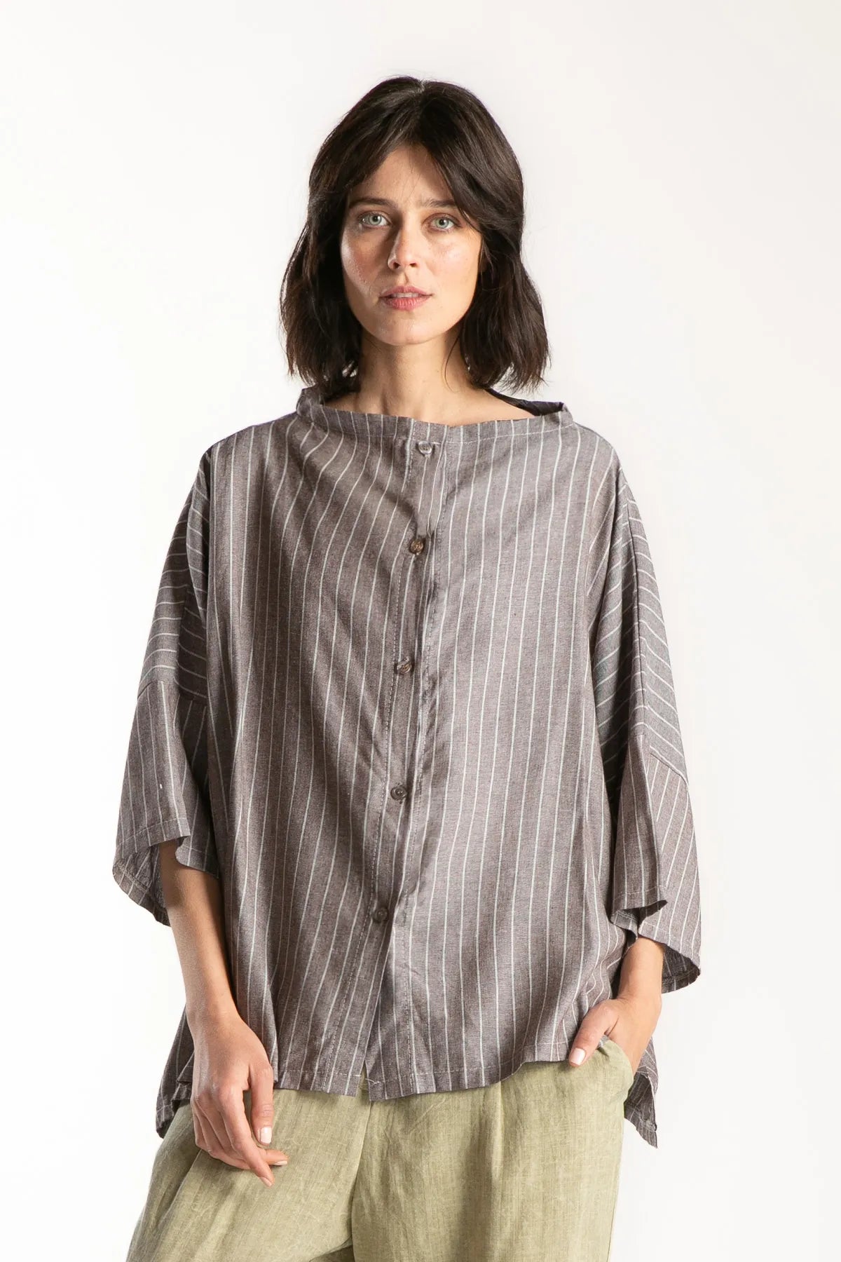 Ragga Blusa Konak oversize de Lino y algodón marrón con finas lineas marfil vista frontal