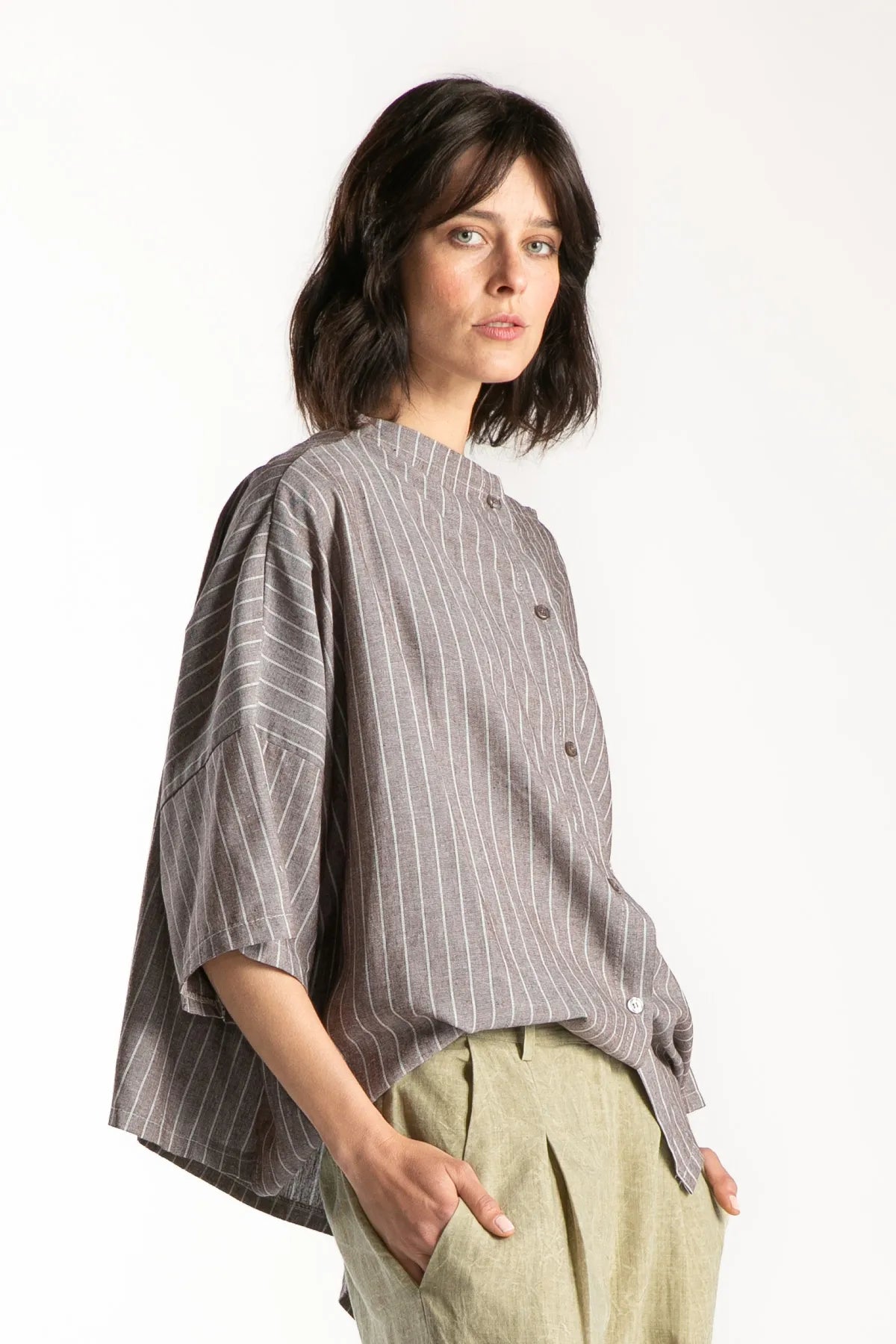 Ragga Blusa Konak oversize de lino marrón con líneas manga 3/4 cuello alto abotonada vista perfil