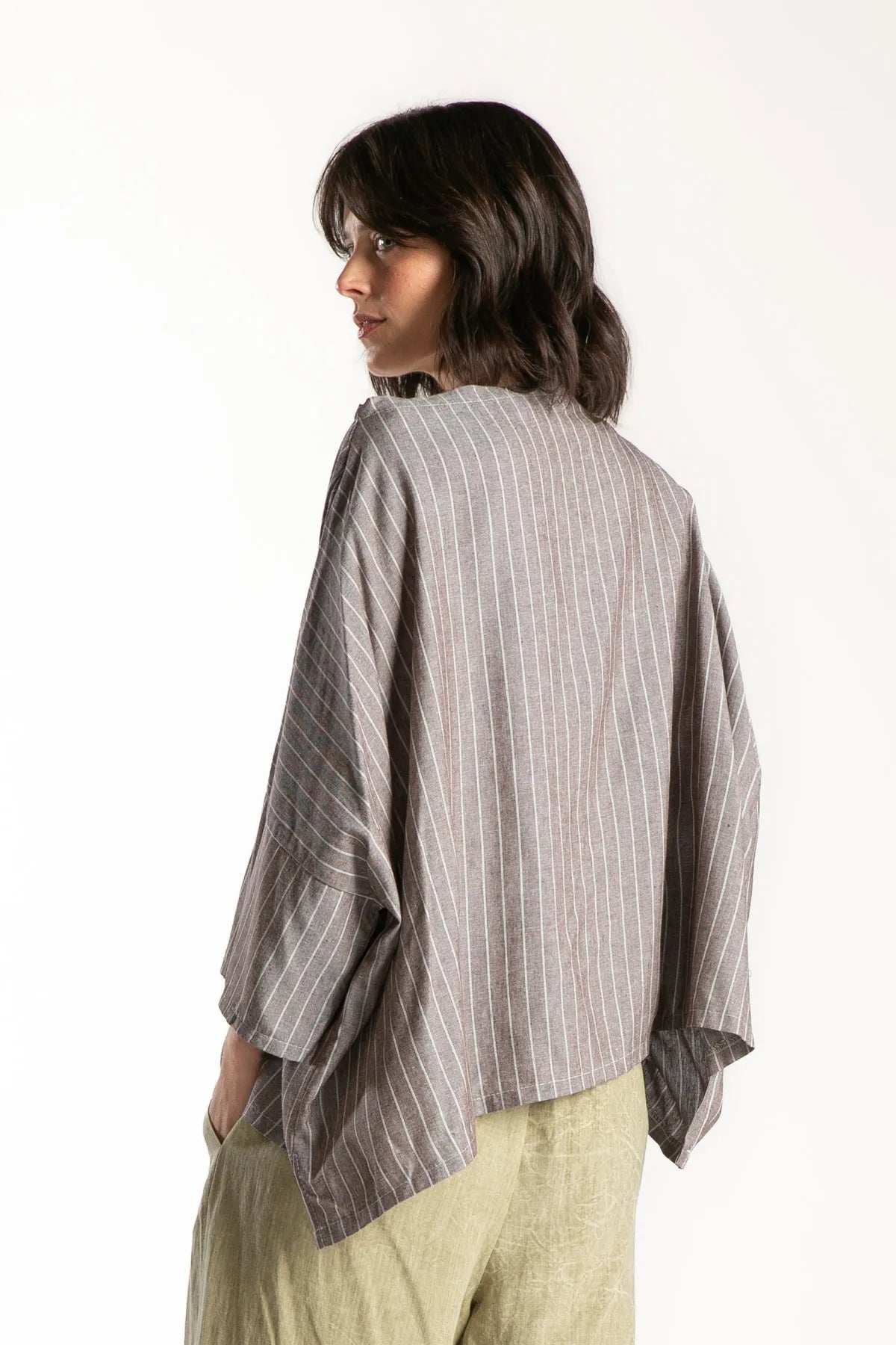 Ragga Blusa Konak marrón con finas líneas manga 3/4 corte asimétrico inferior vista perfil