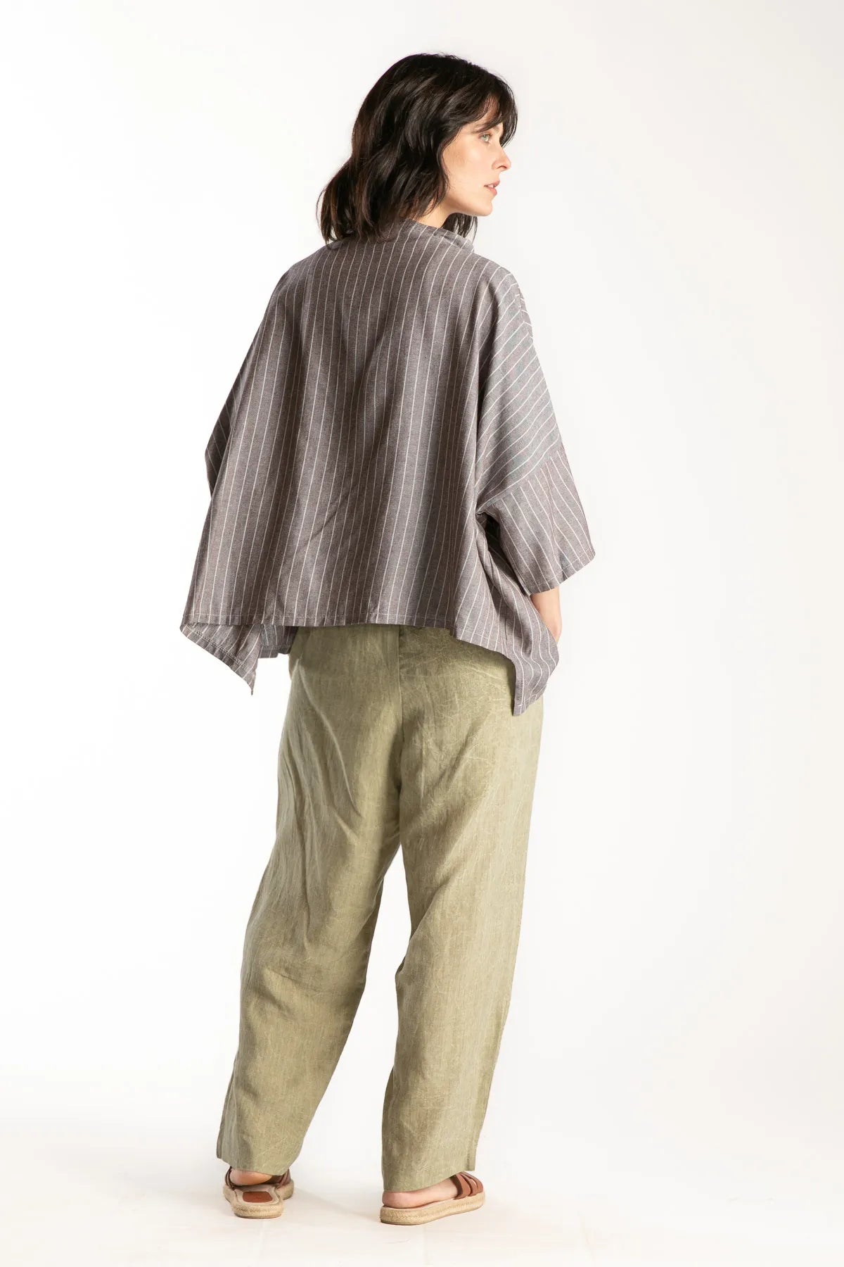 Ragga Blusa Konak de mujer de Lino y algodón marrón con finas lineas vista espalda
