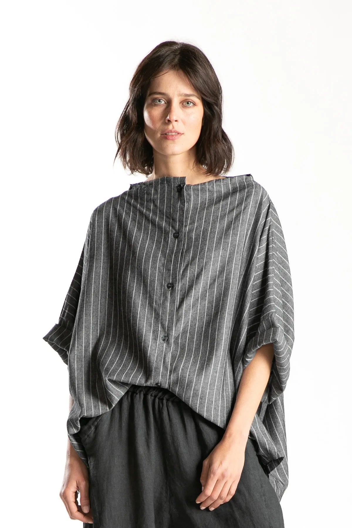 Ragga Blusa Konak oversize de Lino y algodón grafito con finas líneas crema vista frontal