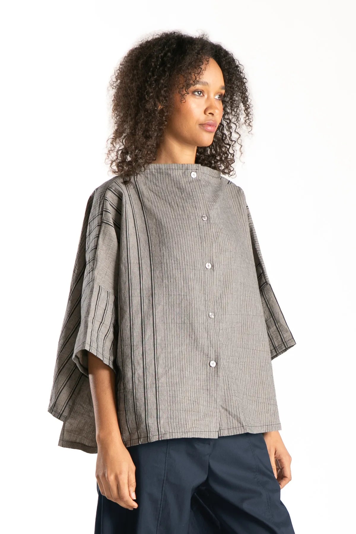 Ragga blusa Moritz de mujer color visón con líneas negras abotonada cuello alto barco vista perfil