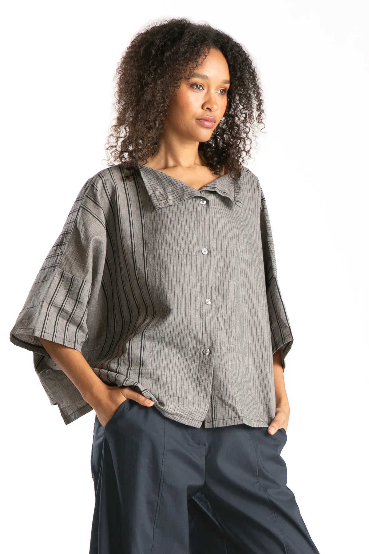 Ragga blusa Moritz de mujer oversize color visón con líneas negras abotonada manga 3/4 vista perfil