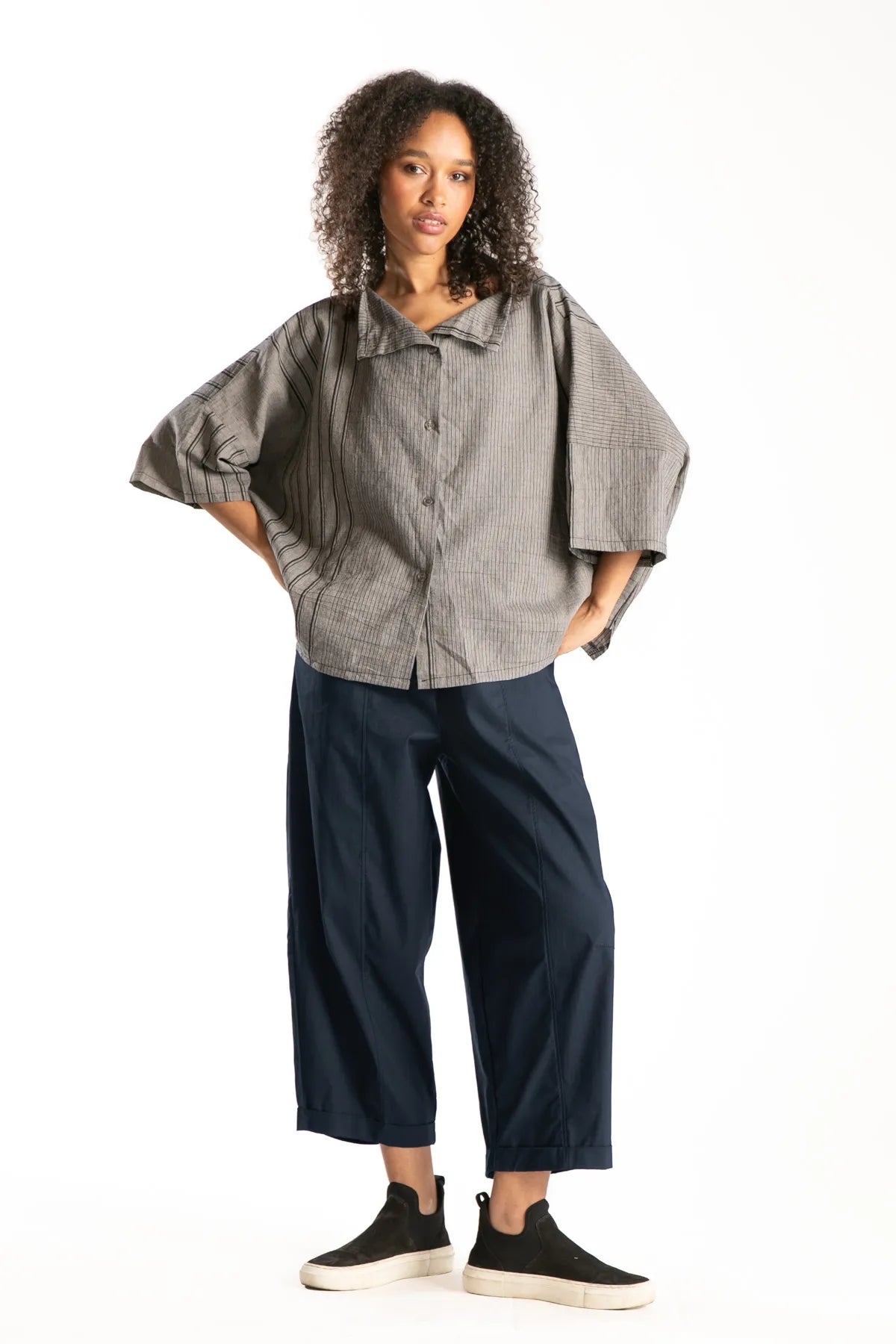 Ragga blusa Moritz casual oversize de Lino y Algodón visón con líneas negras abotonada vista frontal