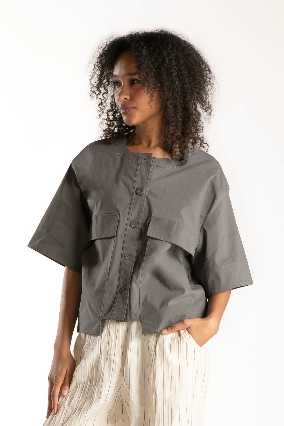 Ragga Blusa Zyne Gris abotonada y bolsillos perfil
