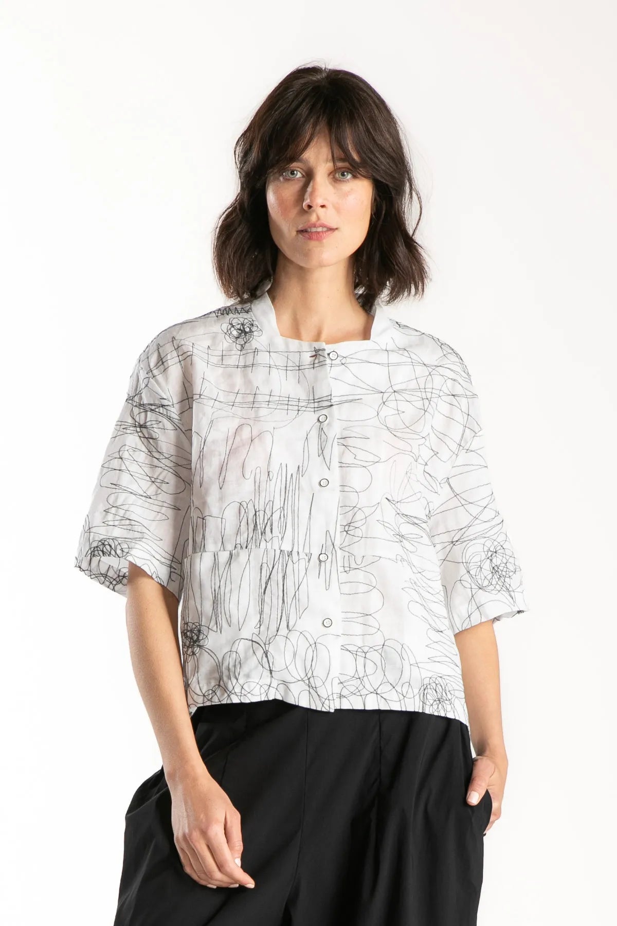 Ragga Blusa Geza de Ramio blanca de mujer con bordados, manga 3/4 y bolsillos vista frontal 