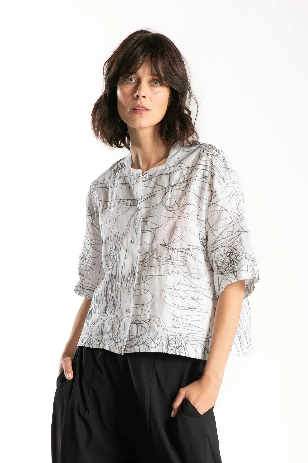 Ragga Blusa Geza de Ramio blanca de mujer con dibujos bordados y frente abotonado vista frontal 
