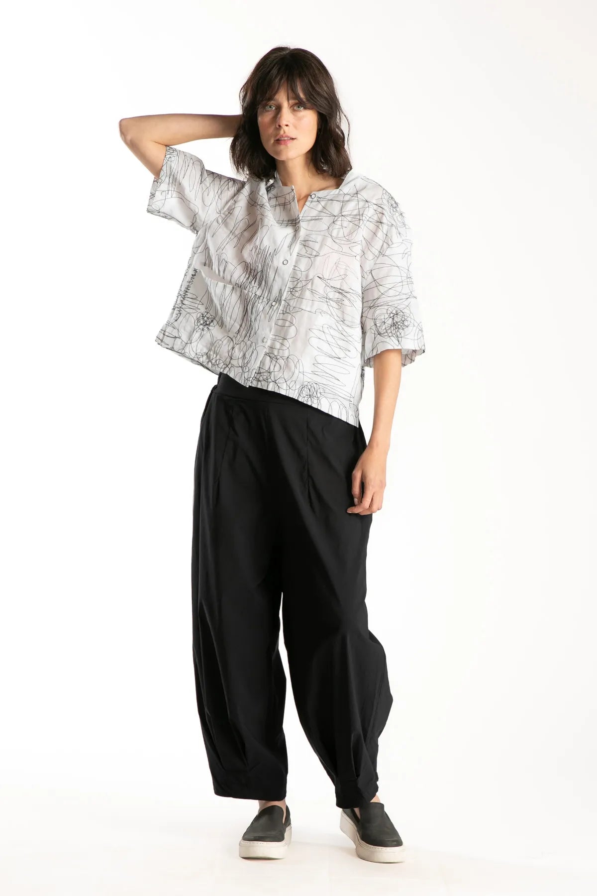 Ragga Blusa Geza de mujer abotonada de Ramio blanca de con bordados, bolsillos y manga 3/4 vista frontal