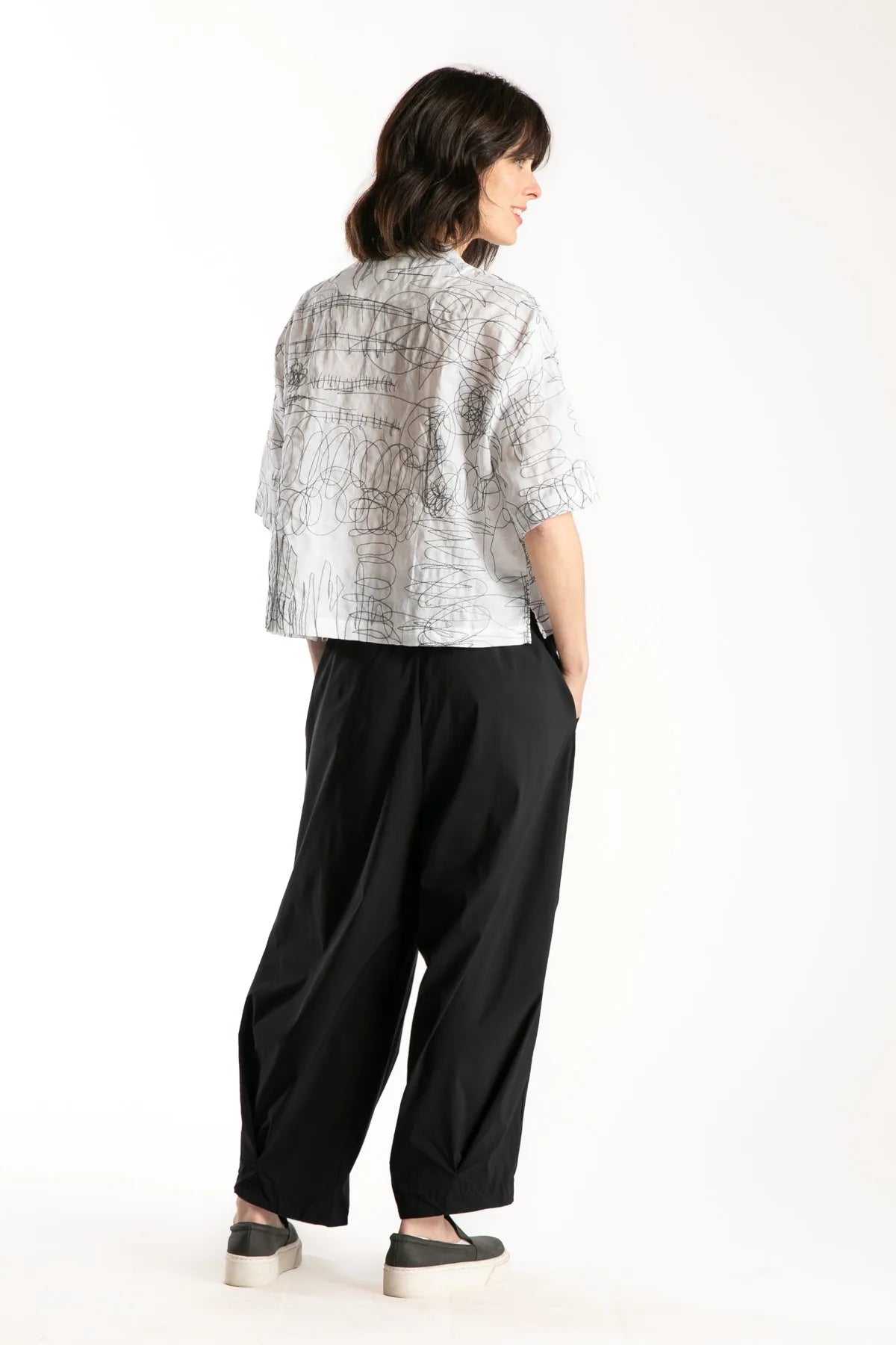 Ragga Blusa Geza de Ramio blanca de mujer con bordados grafito y aberturas laterales vista espalda