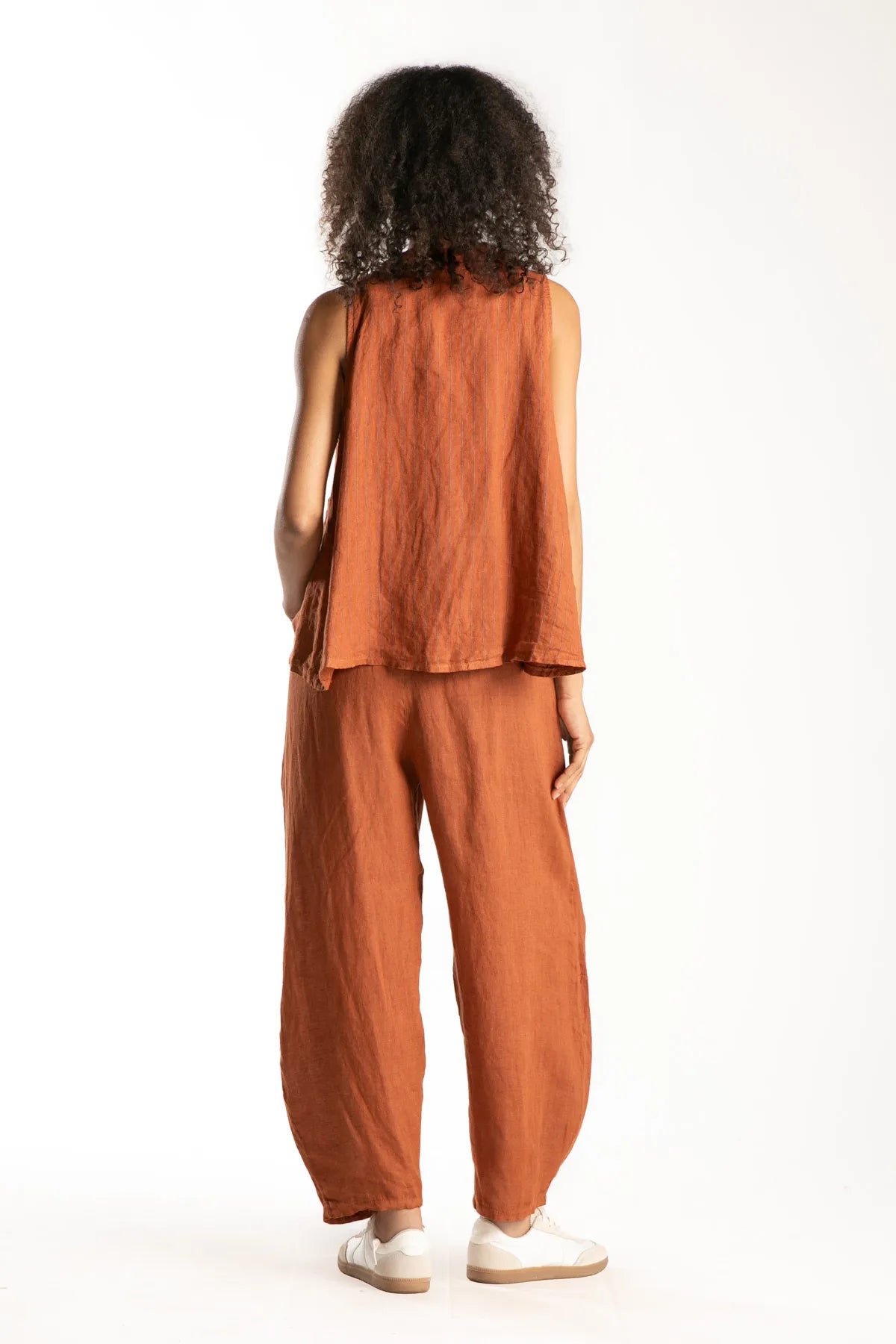 Ragga gilet Tripi casual de lino arcilla con finas líneas vista espalda