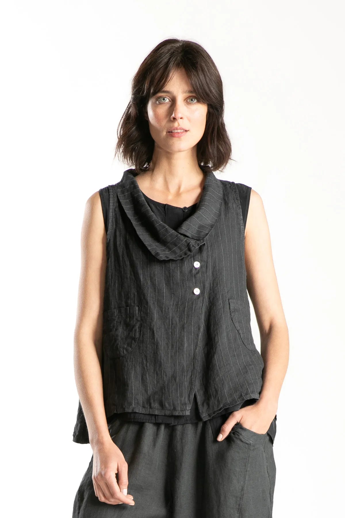 Ragga tapado gilet Tripi sin mangas de lino con finas líneas de mujer color grafito vista frontal