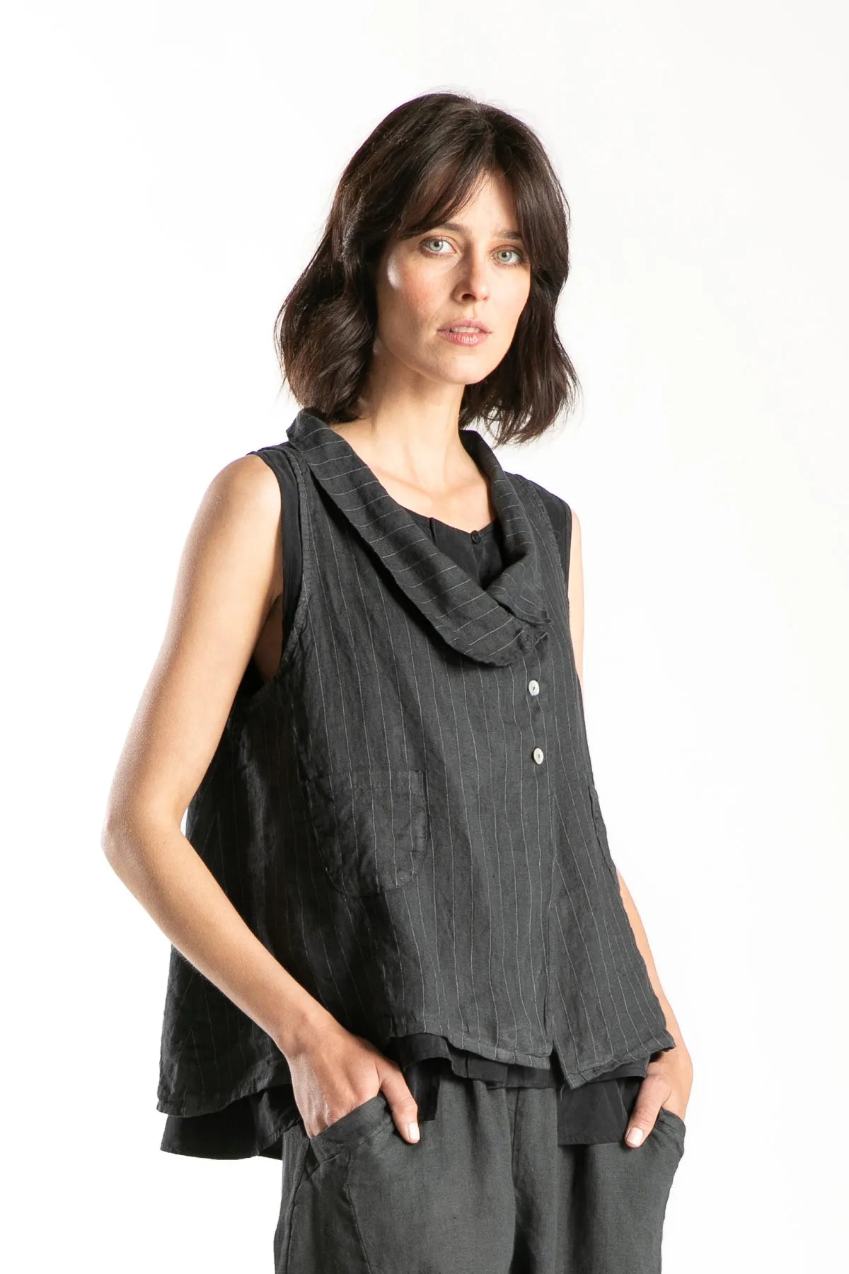 Ragga gilet casual de lino grafito con finas líneas, cuello con doblez y bolsillos de parche vista perfil