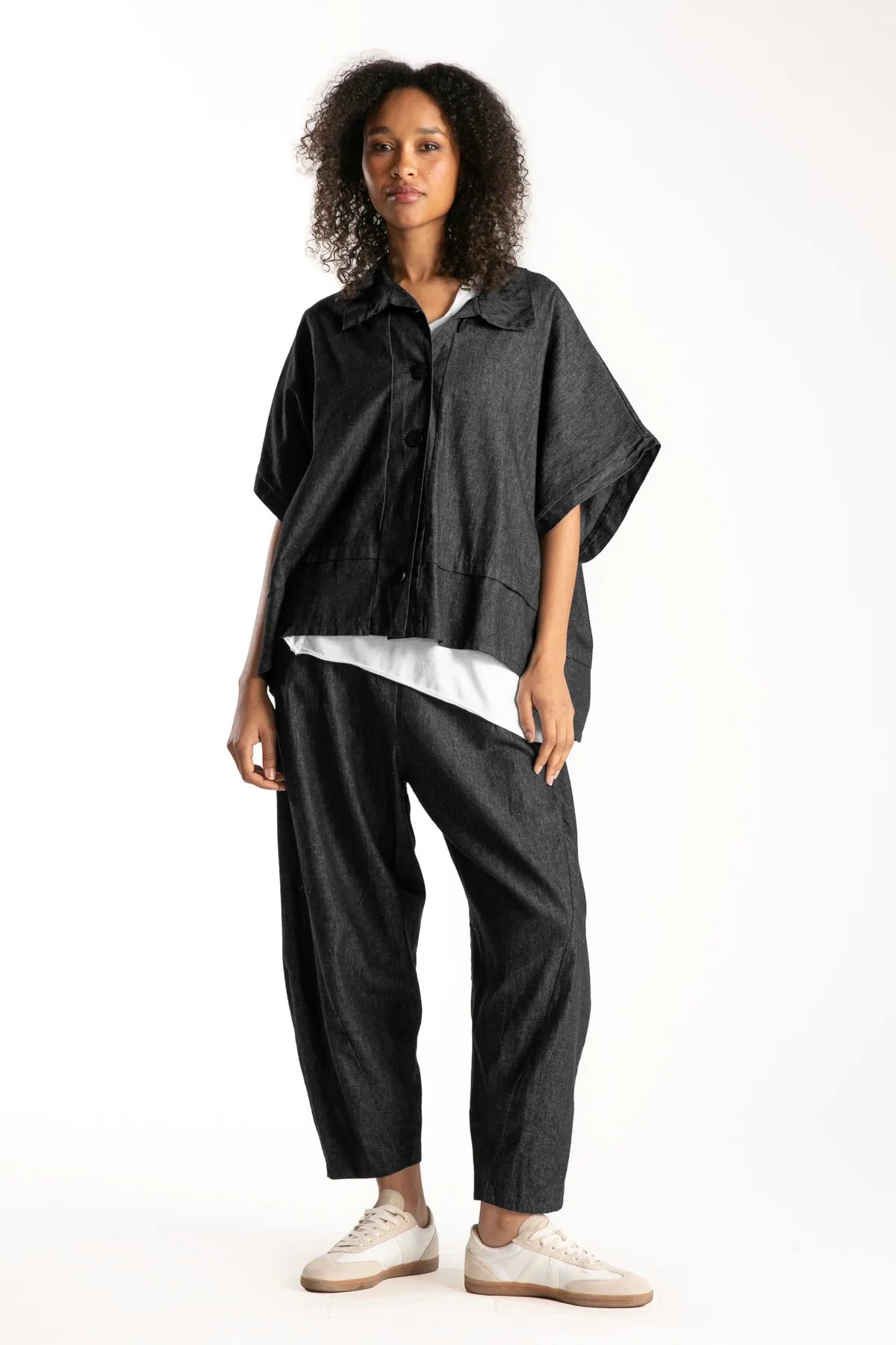 Ragga Pantalón Denim Brusio negro de mujer corte vaina bolsillos a la cadera vista frontal