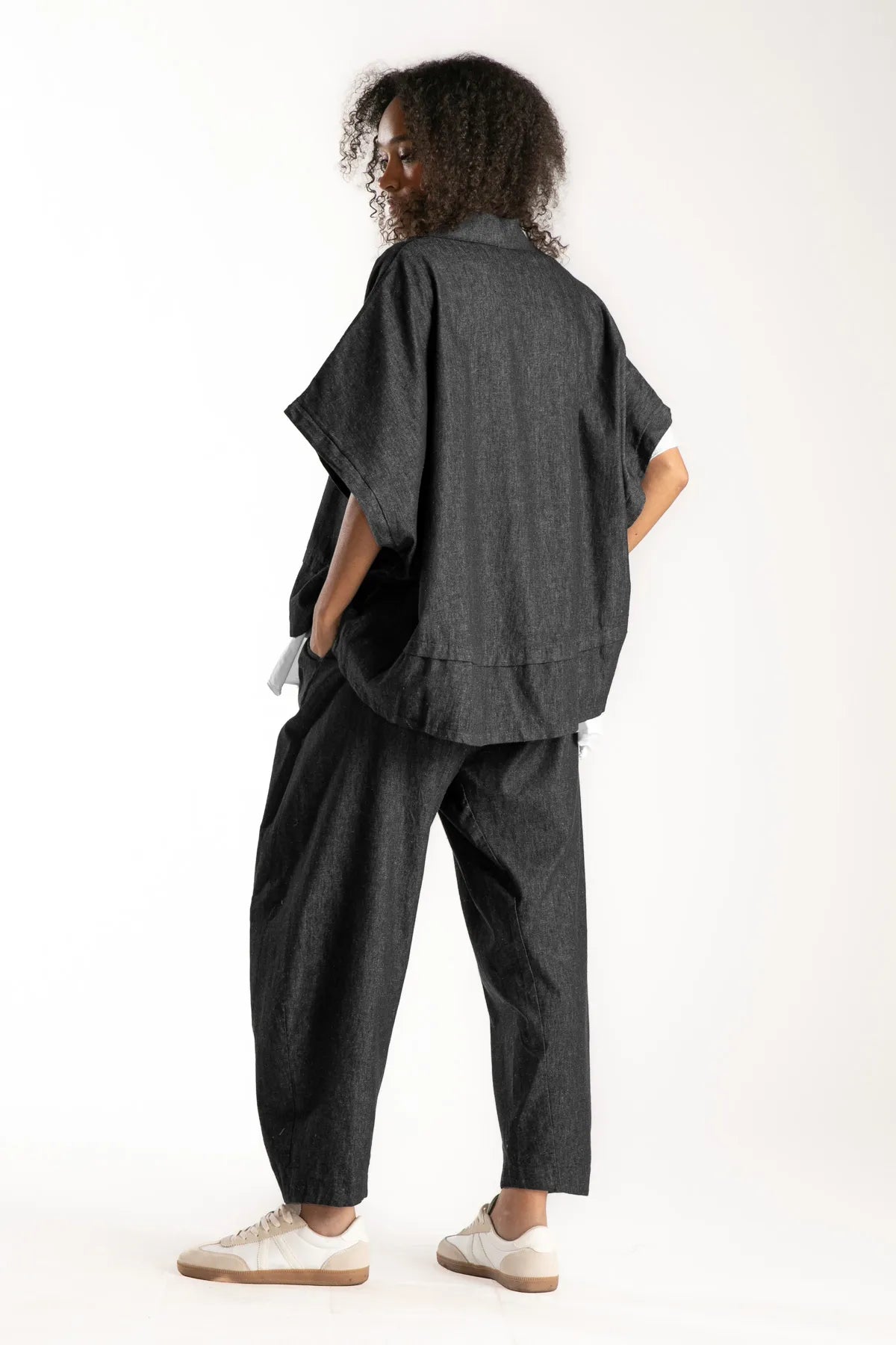 Ragga Pantalón Denim Brusio negro de mujer corte vaina vista espalda