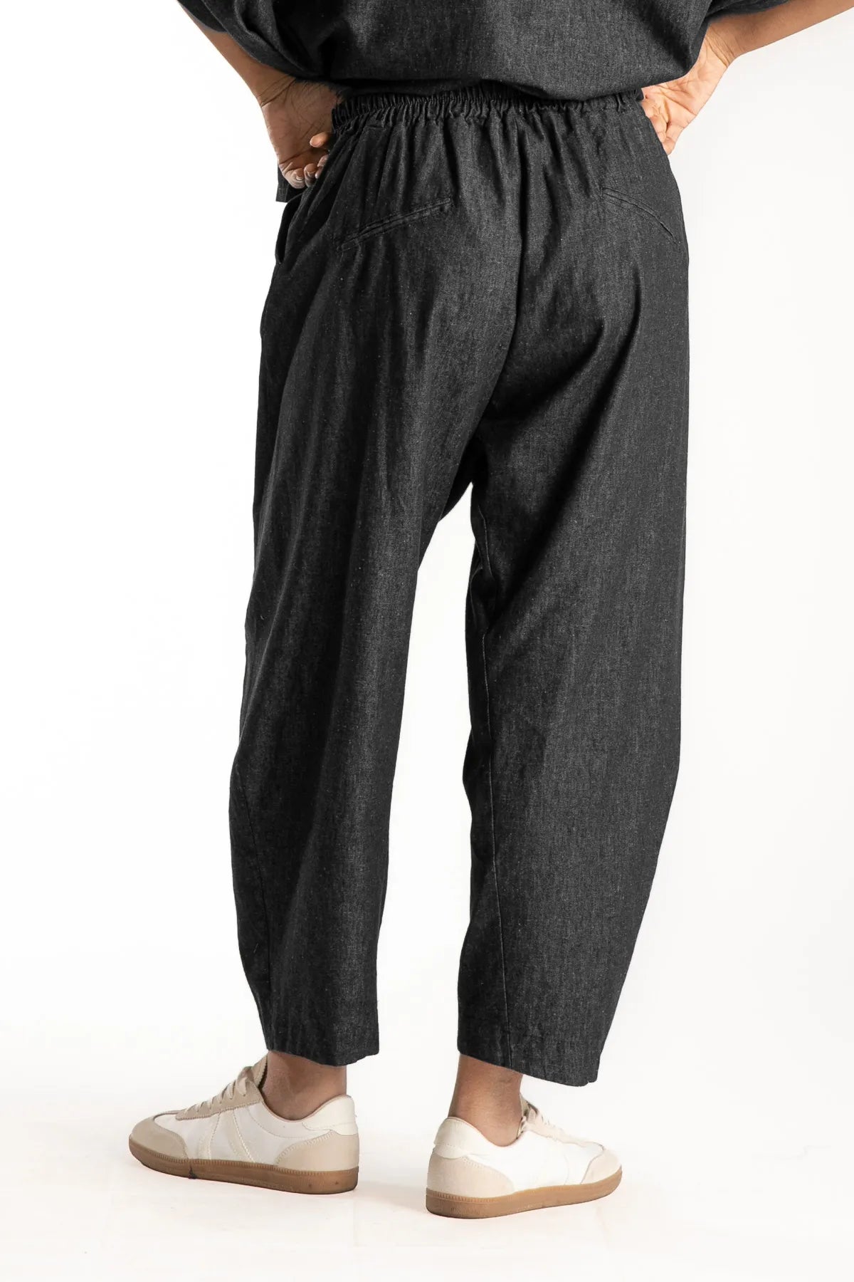 Ragga Pantalón Denim Brusio negro de mujer bolsillos ribeteados espalda 