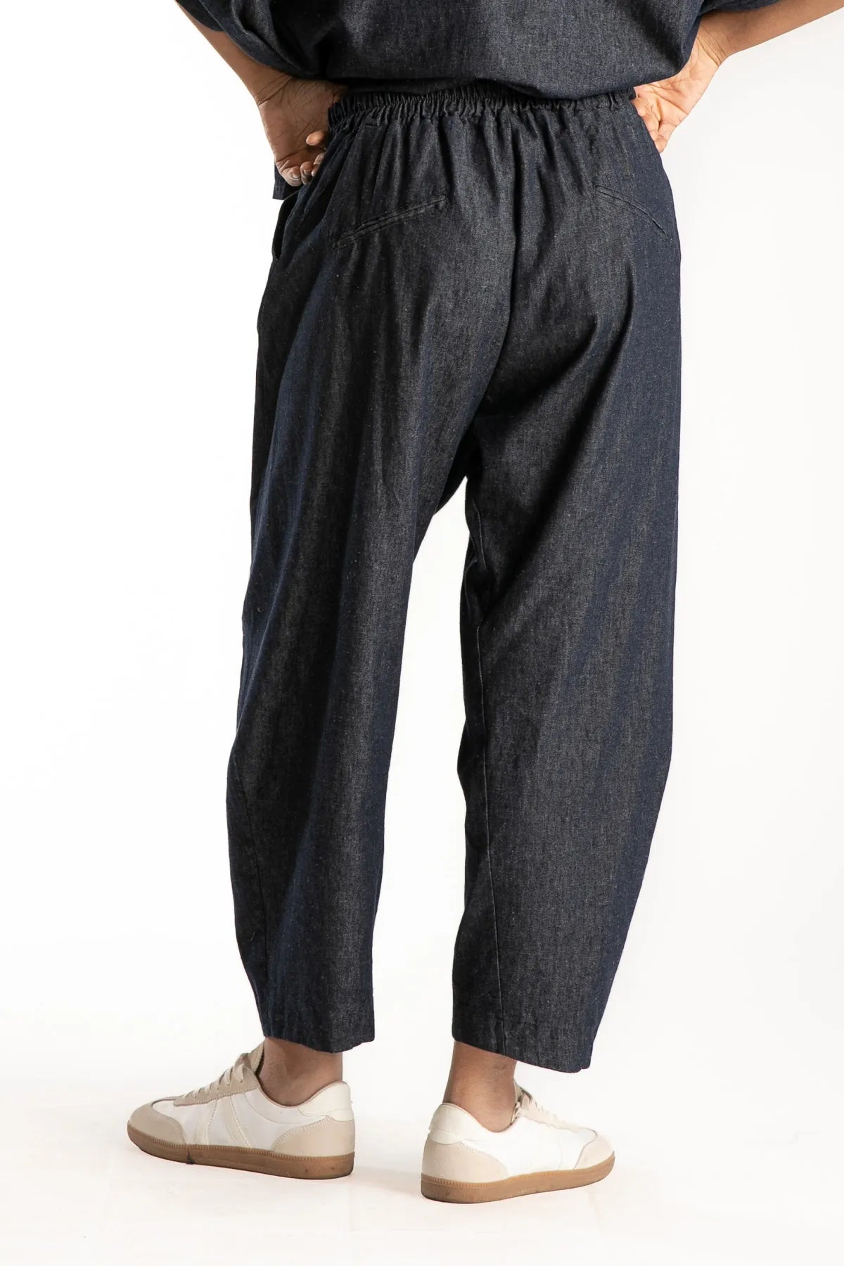 Ragga Pantalón Denim Brusio negro de mujer bolsillos ribeteados espalda 