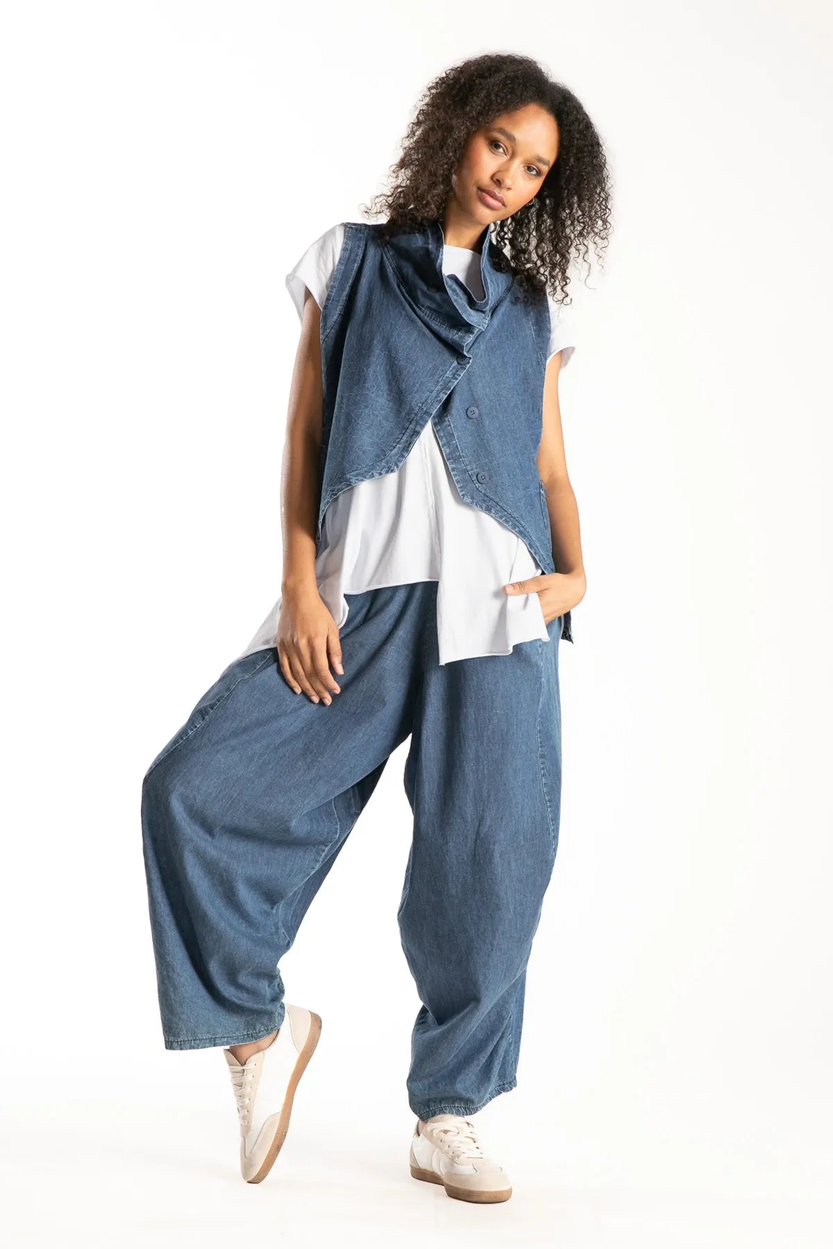 Ragga pantalón Guille azul denim bombacho bolsillos a la cadera vista frontal