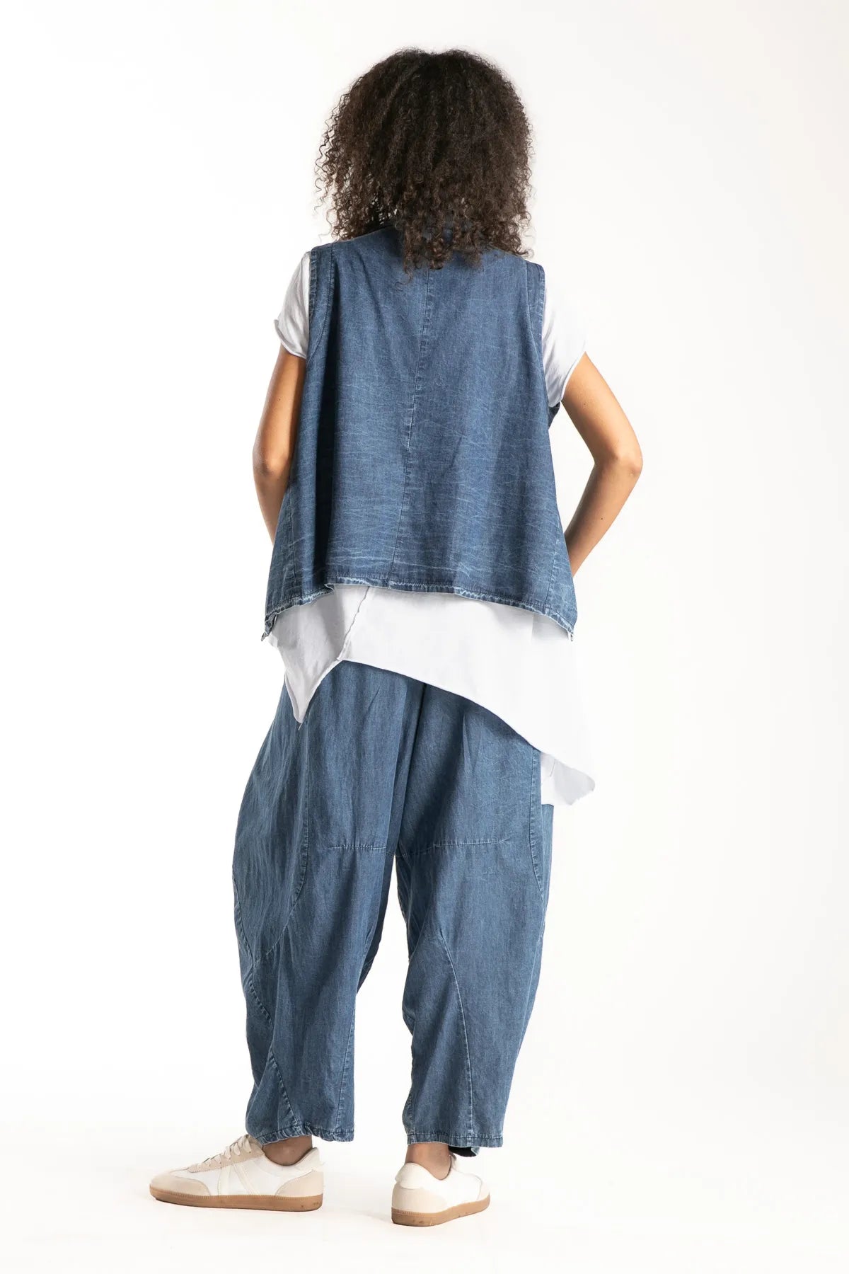 Ragga pantalón Guille azul denim bombacho de mujer cortes diagonales espalda