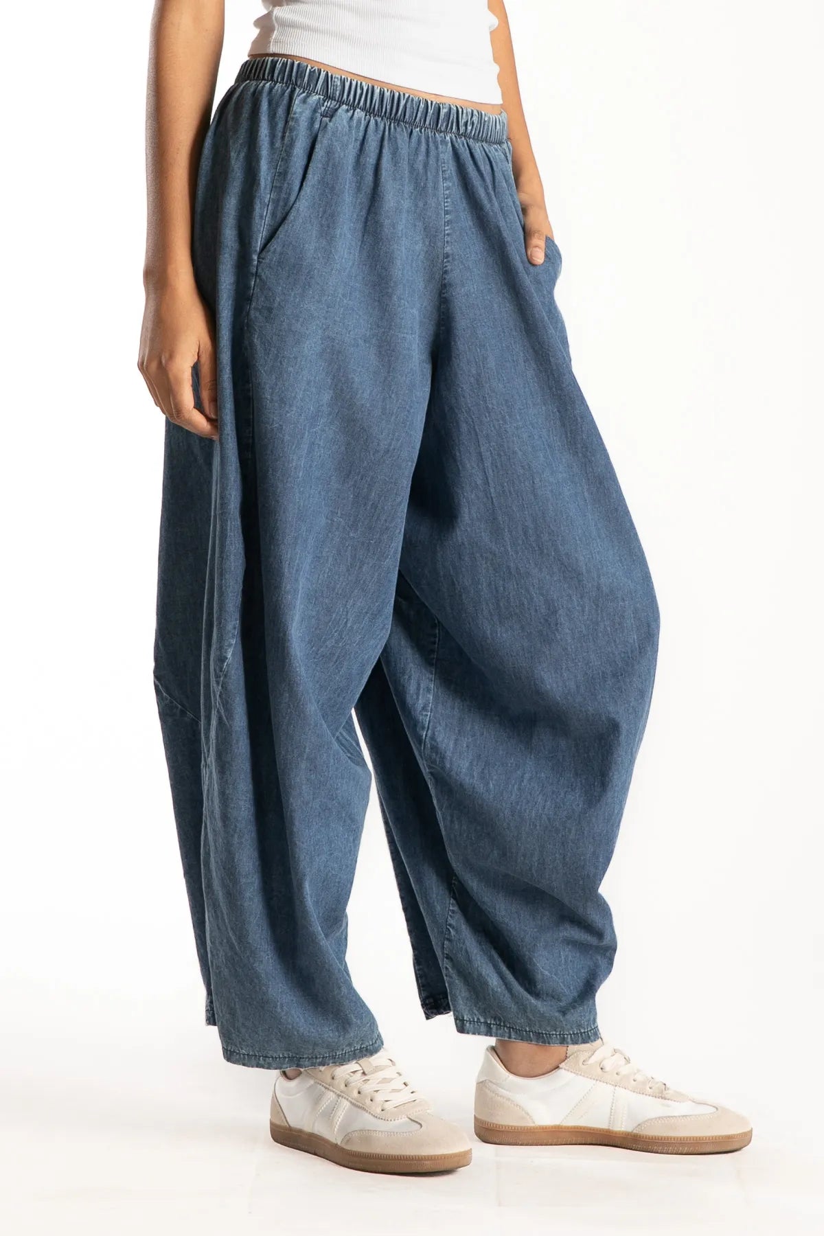 Ragga pantalón Guille azul denim bombacho de mujer bolsillos a la cadera perfil