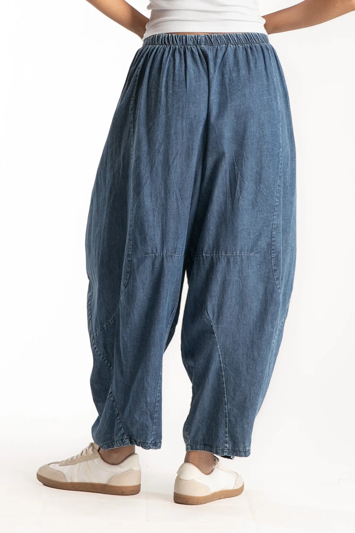 Ragga pantalón Guille azul denim bombacho de mujer cortes diagonales espalda