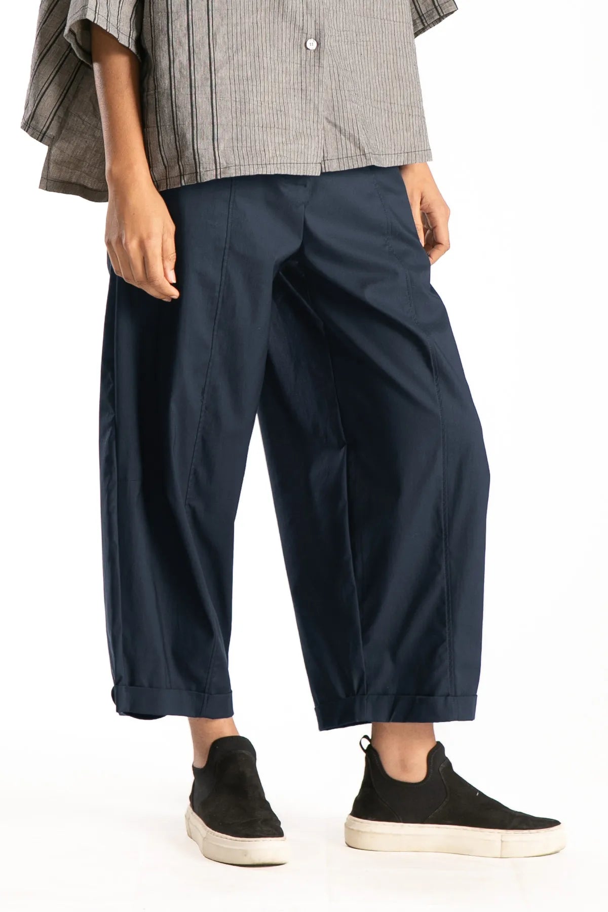 Ragga pantalón Mirko de mujer en algodón plano azul marino  con cortes verticales vista perfil