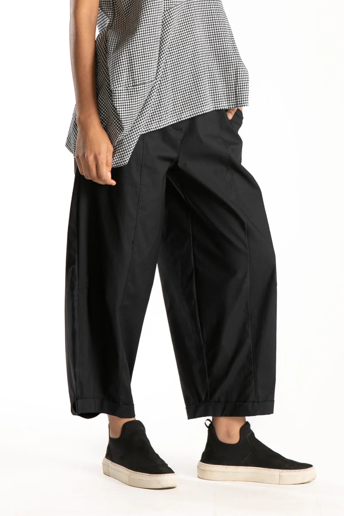 Ragga pantalón Mirko de mujer en algodón plano negro con cortes verticales vista perfil