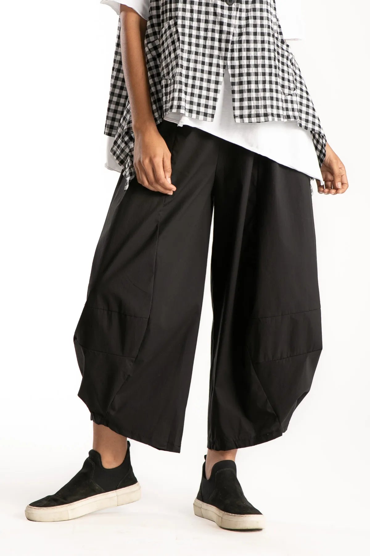 Ragga Pantalón naku de algodón poplin negro corte balloon con pinzas inferiores vista frontal
