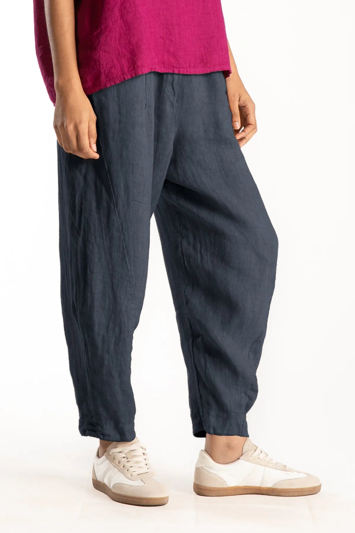 Ragga Pantalón Primo de lino color azul marino de mujer vaina cortes diagonales vista perfil