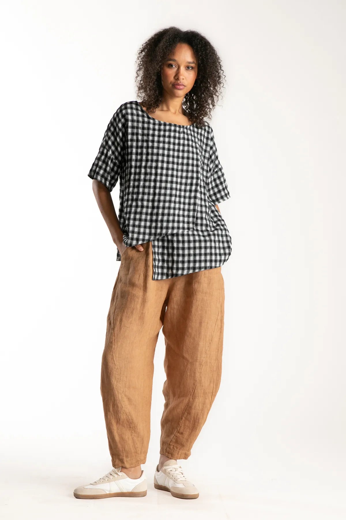 Ragga Pantalón Primo de lino color curry de mujer corte vaina cortes diagonales vista frontal