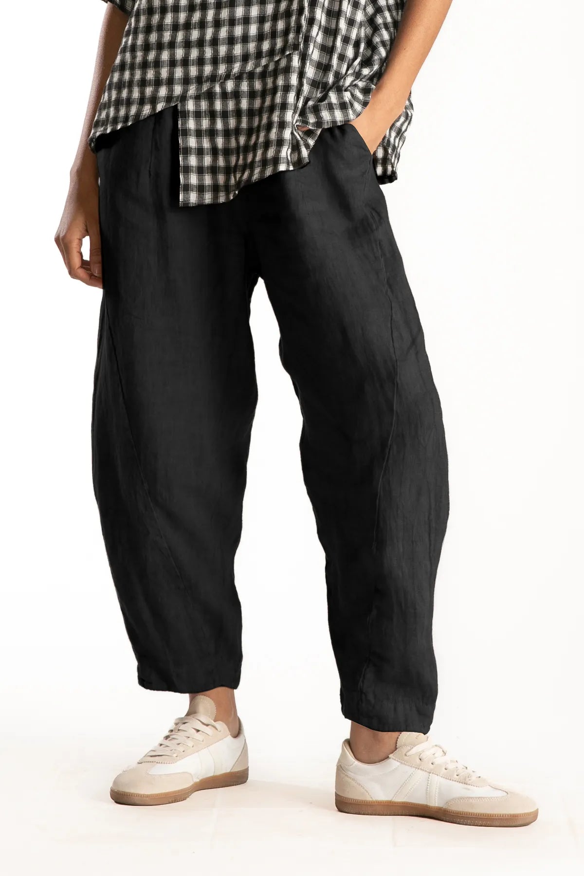 Ragga Pantalón Primo de lino color negro de mujer corte vaina pretina elasticada vista frontal