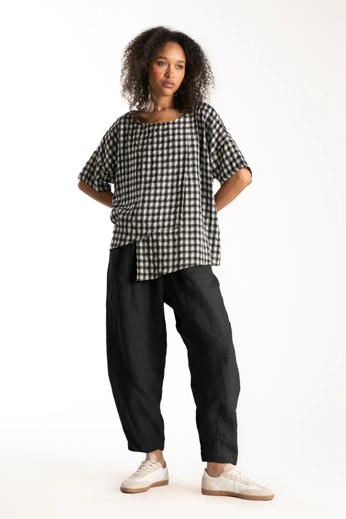 Ragga Pantalón Primo de lino color negro de mujer corte vaina cortes diagonales vista frontal