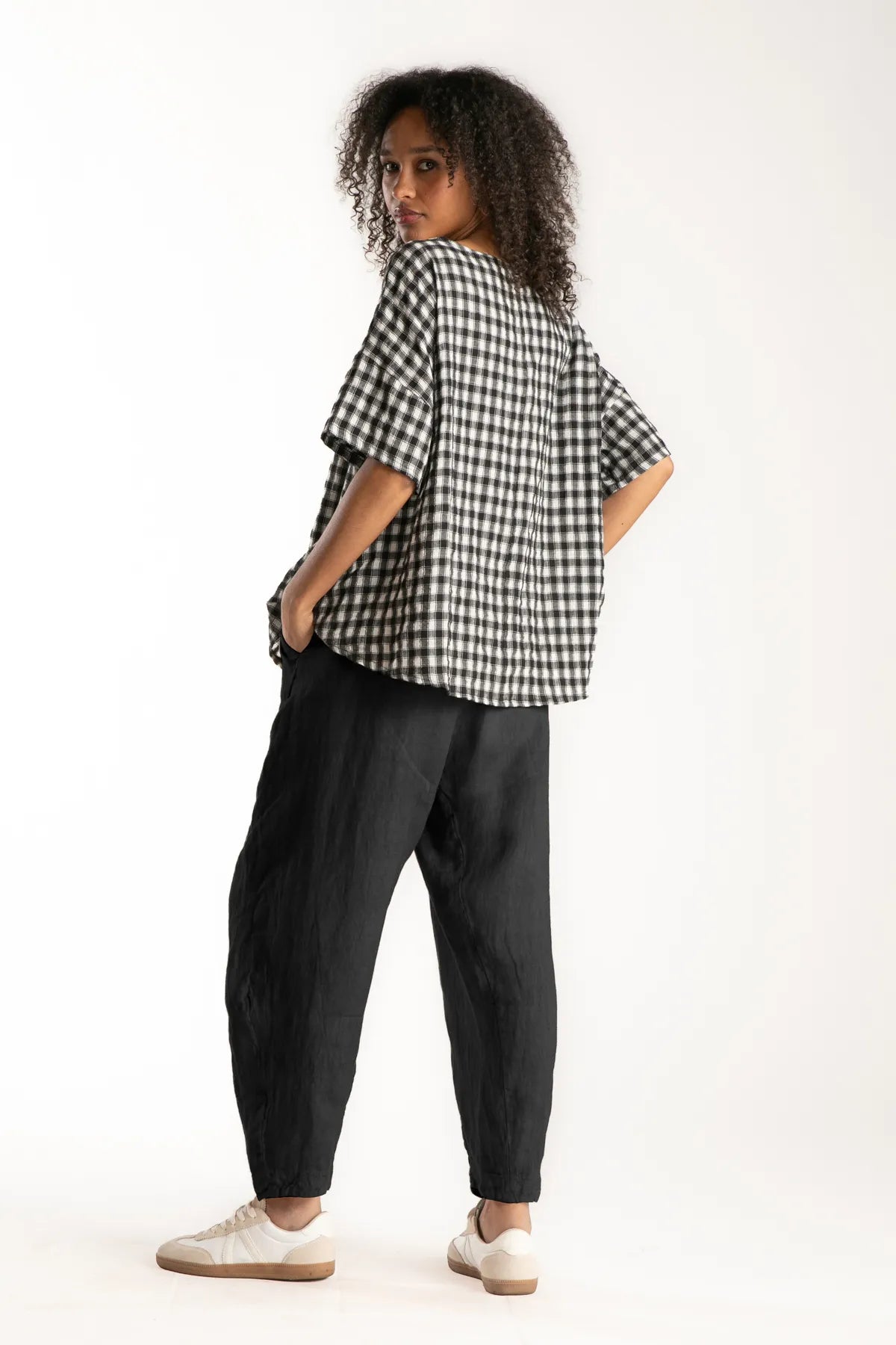 Ragga Pantalón Primo de lino color negro de mujer corte vaina bolsillos ribeteados espalda
