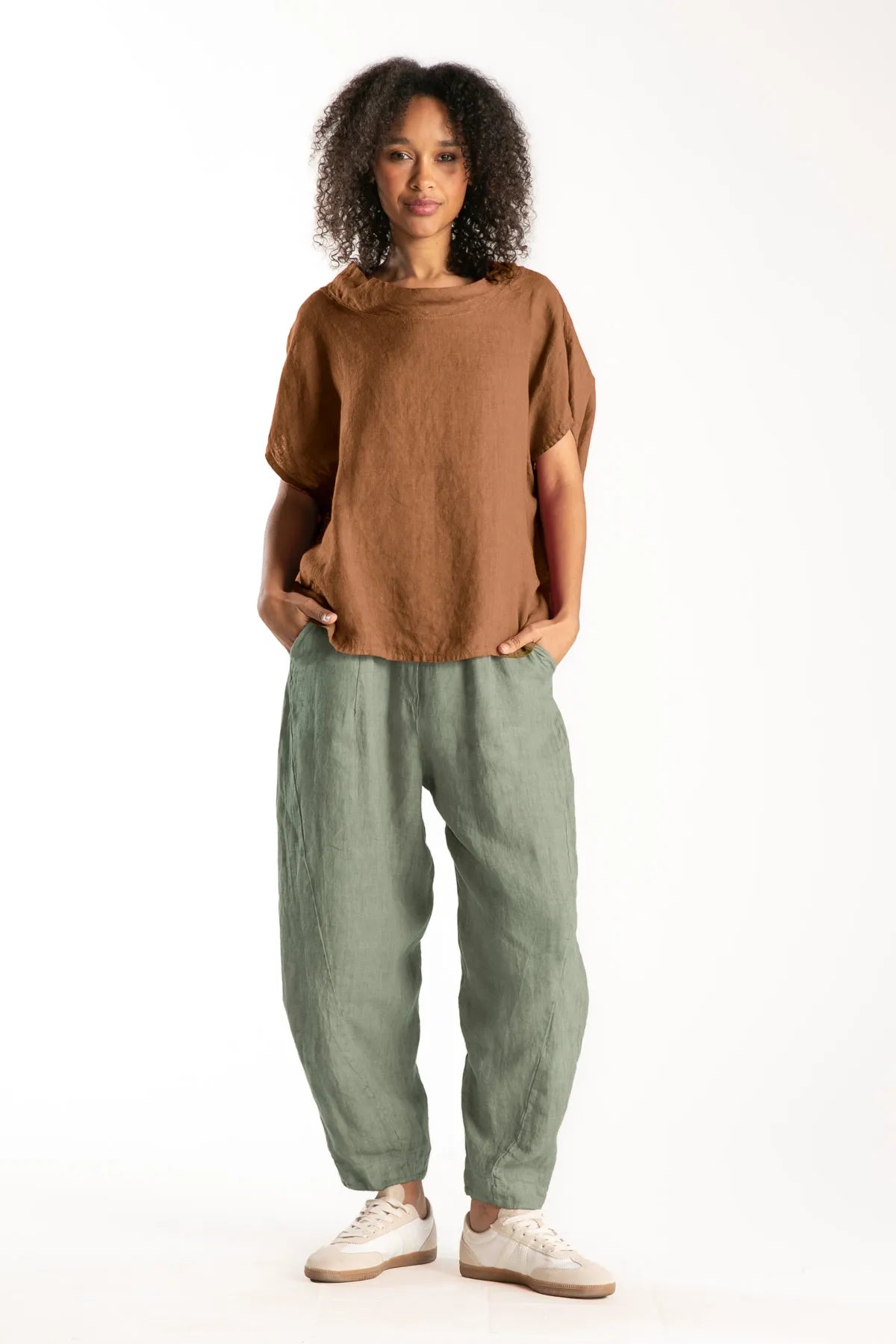 Ragga Pantalón Primo de lino color verde musgo de mujer corte vaina pretina elasticada vista frontal