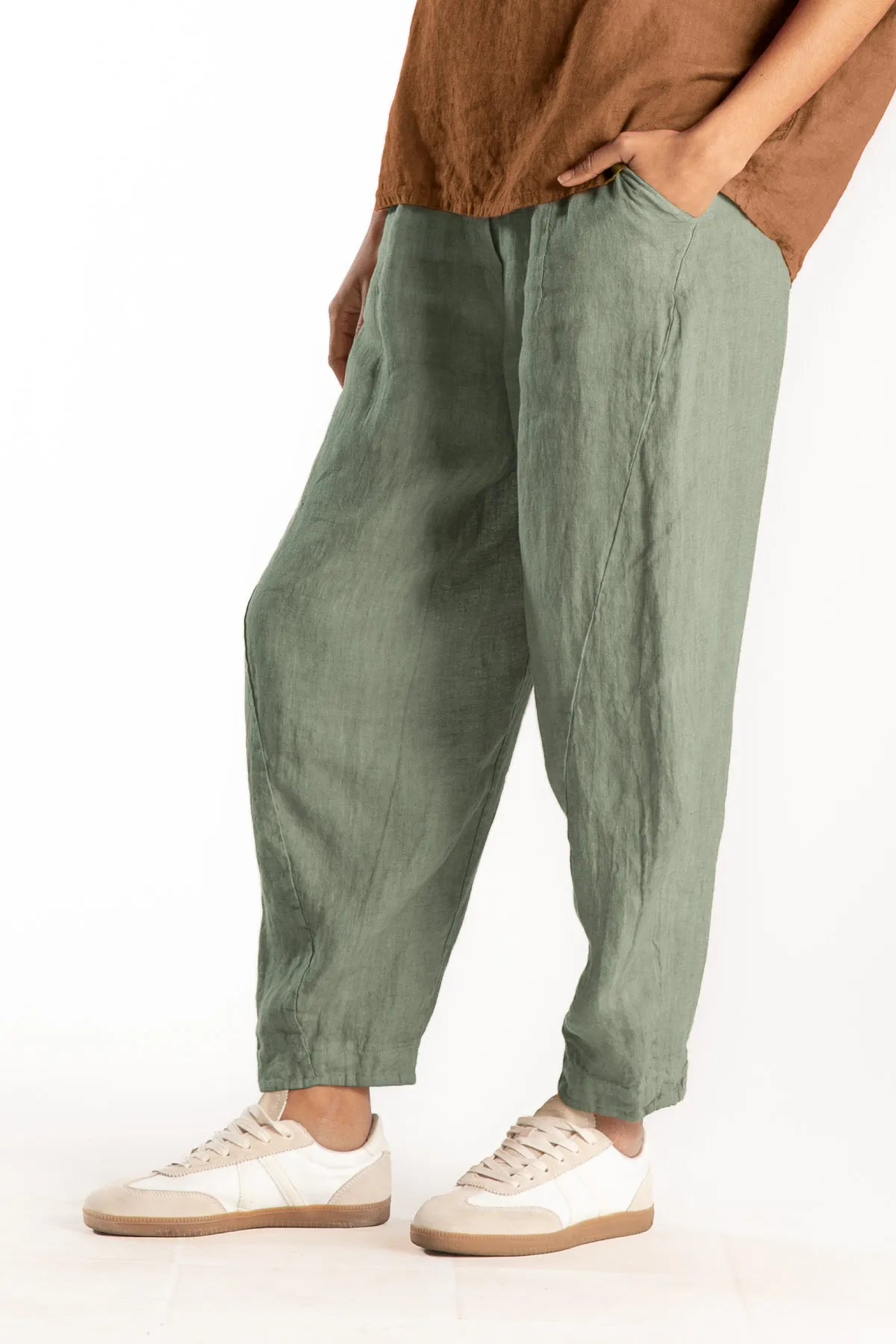 Ragga Pantalón Primo de lino color verde musgo de mujer corte vaina bolsillos a la cadera vista perfil