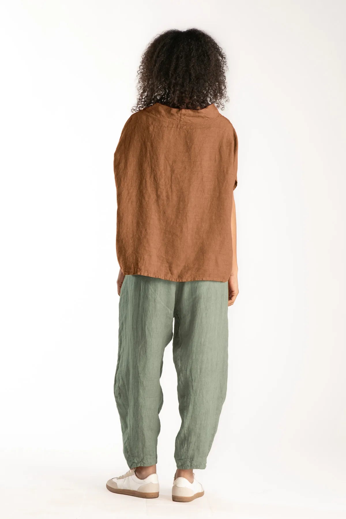 Ragga Pantalón Primo de lino color verde musgo de mujer corte vaina bolsillos ribeteados espalda