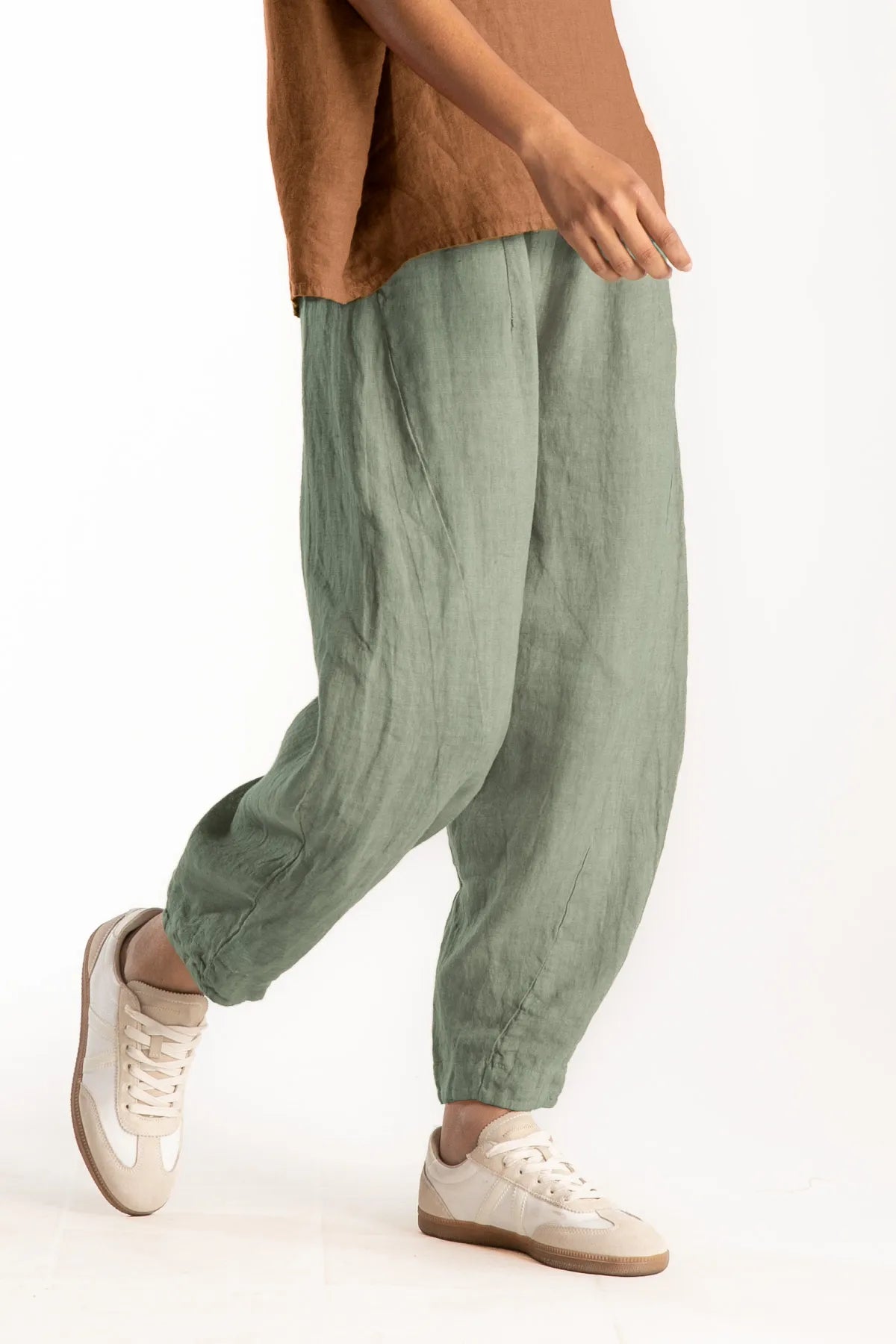 Ragga Pantalón Primo de lino color verde musgo de mujer vaina cortes diagonales vista perfil