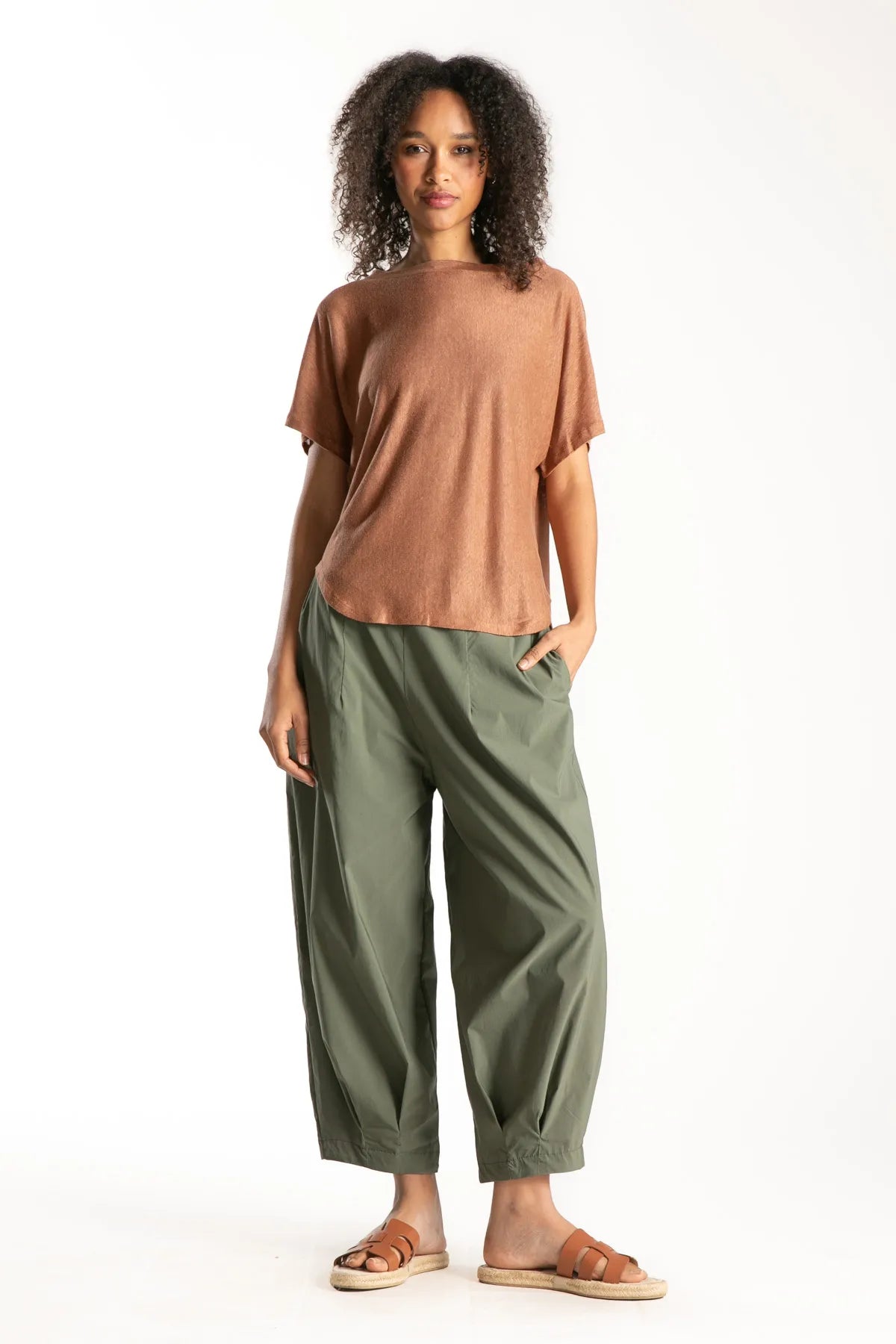 Ragga Pantalón Stefano casual de mujer verde musgo  con pinzas inferiores y bolsillos a la cadera frente